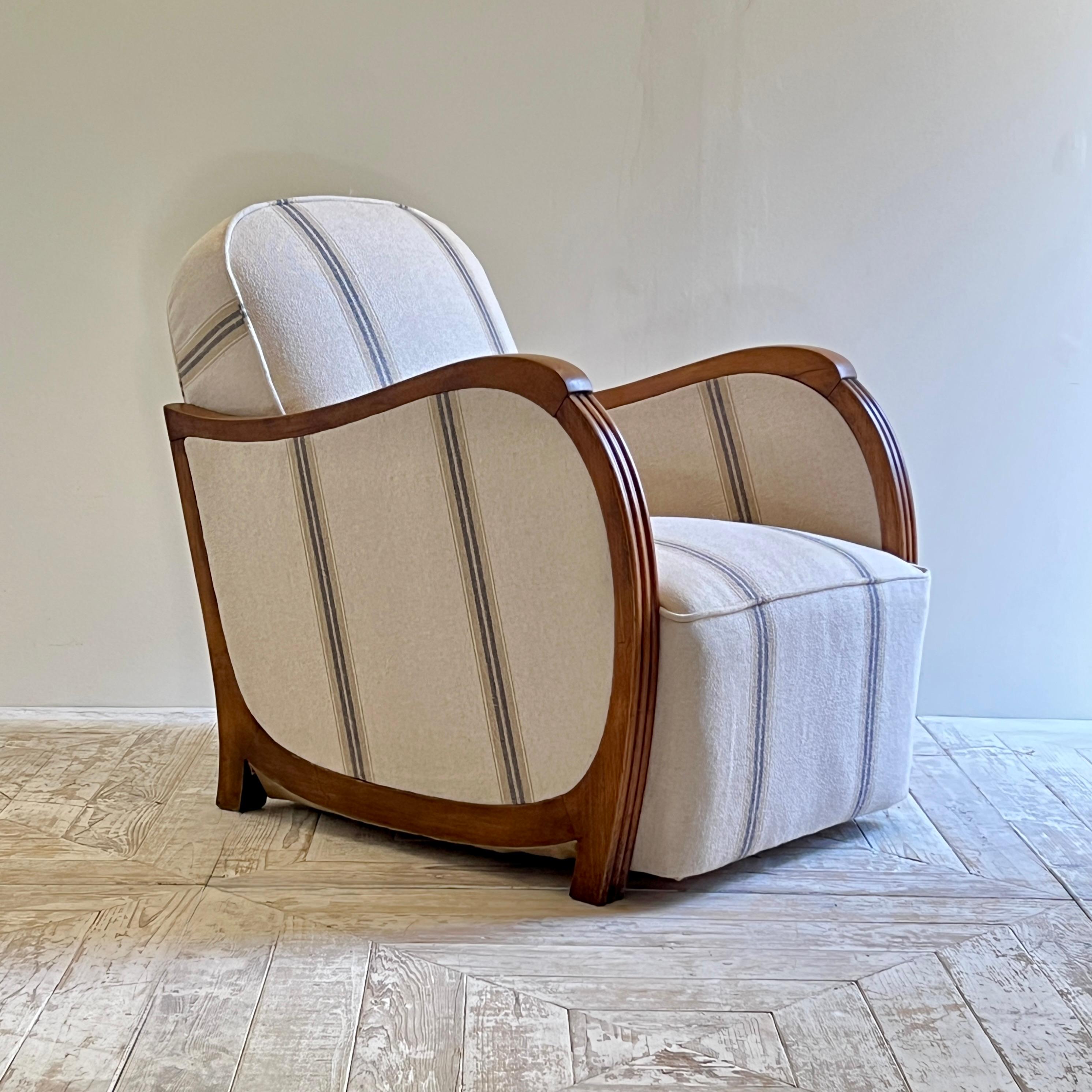 A Pair Of French Art Deco Linen Upholstered Armchair In Good Condition For Sale In London, GB