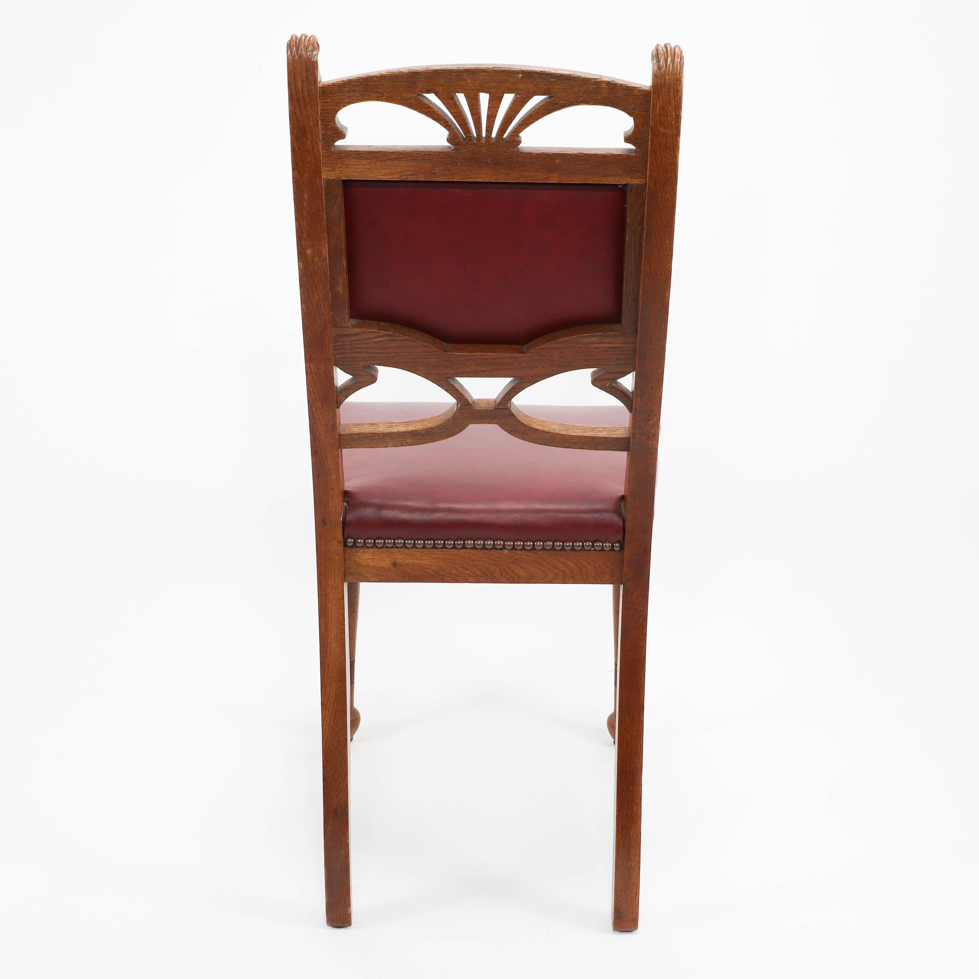 Ein Paar französische Jugendstil-Esszimmerstühle aus Eiche mit peitschenartigen Seitenträgern im Angebot 9