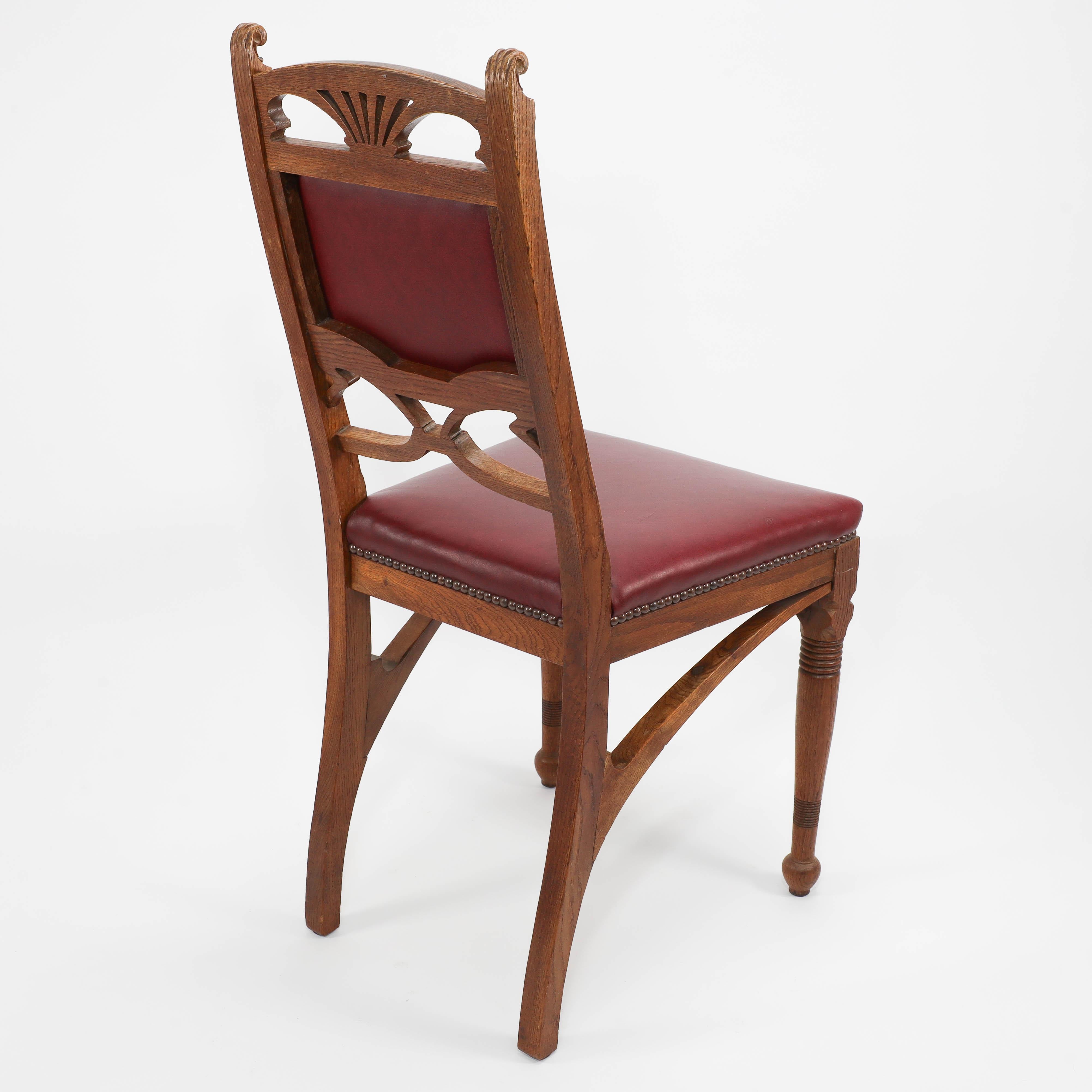 Ein Paar französische Jugendstil-Esszimmerstühle aus Eiche mit peitschenartigen Seitenträgern im Angebot 10