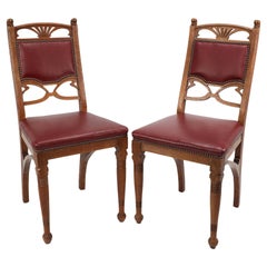 Un par de sillas de comedor francesas Art Nouveau de roble con camillas laterales latigadas