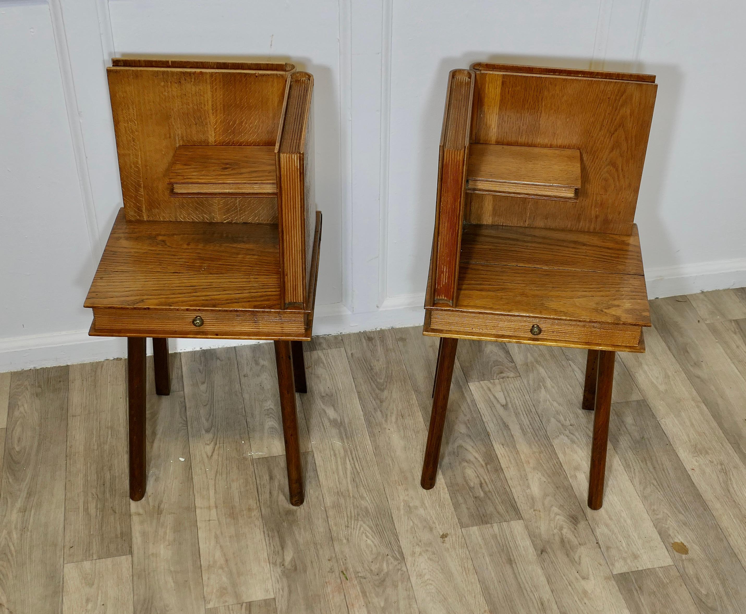 Ein Paar französische Arts and Crafts-Nachttische   Ein sehr attraktives Paar (Eichenholz) im Angebot