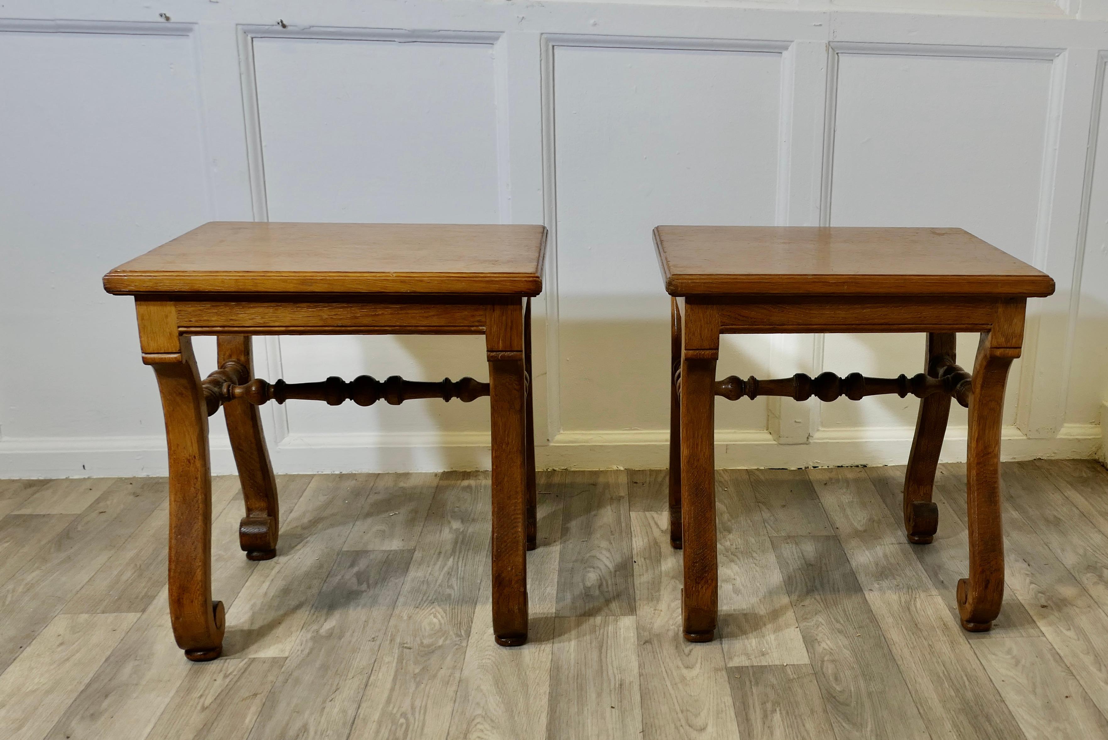 Paire de tabourets en chêne Arts and Crafts français, tables d'appoint  

Il s'agit d'une ravissante paire de tabourets en chêne doré provenant de France. Ils ont des pieds incurvés et de beaux brancards tournés.
Ce sont de bons tabourets solides,