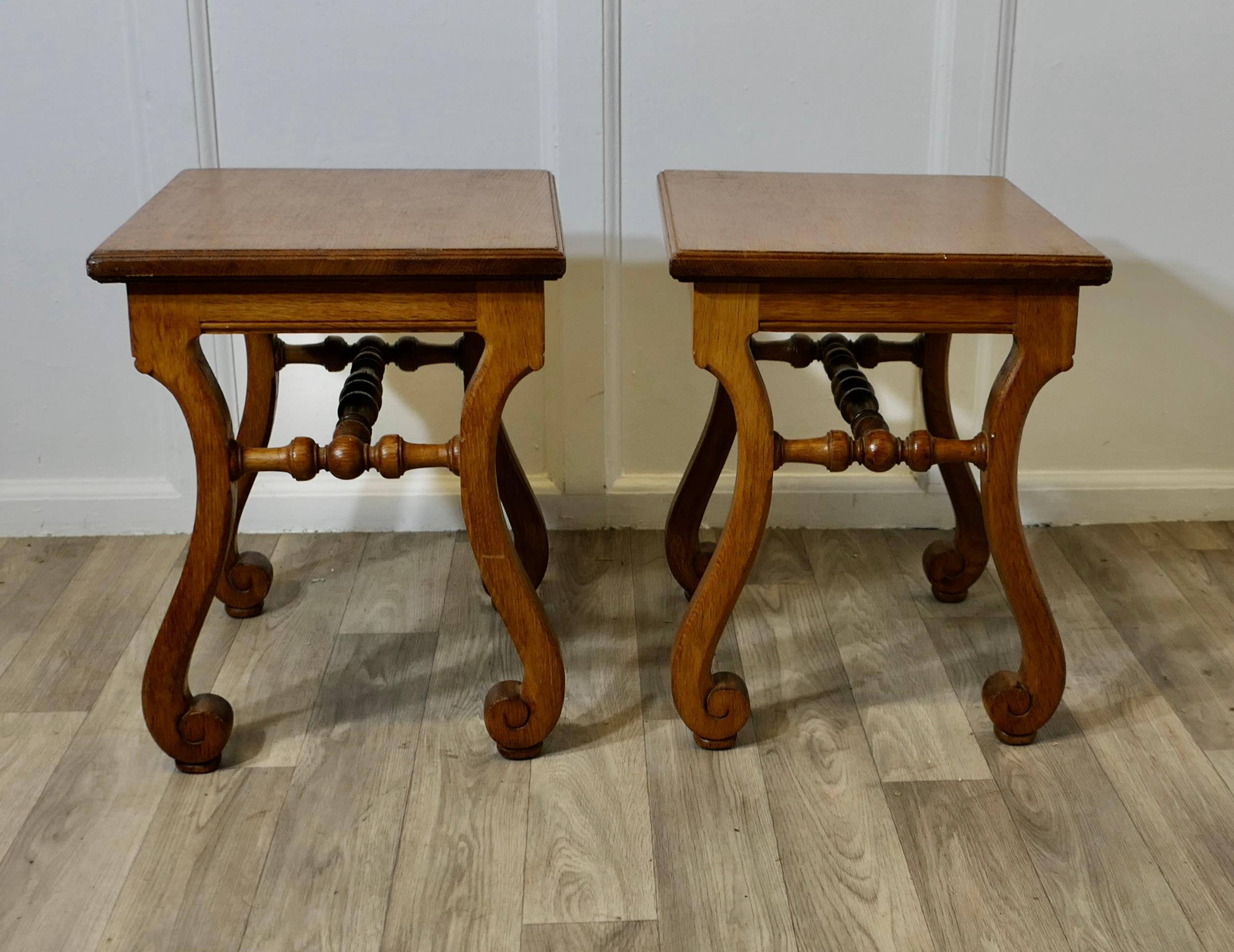 Fin du XIXe siècle Paire de tabourets en chêne Arts and Crafts français, tables d'appoint en vente
