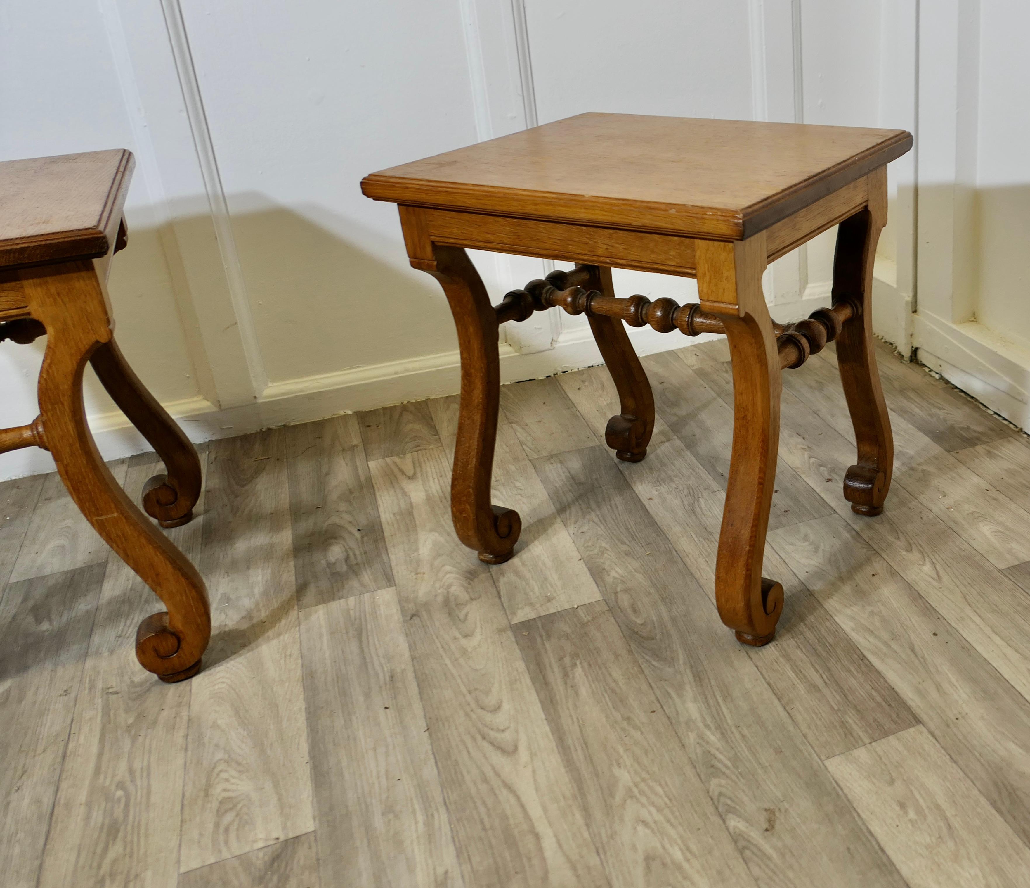 Chêne Paire de tabourets en chêne Arts and Crafts français, tables d'appoint en vente