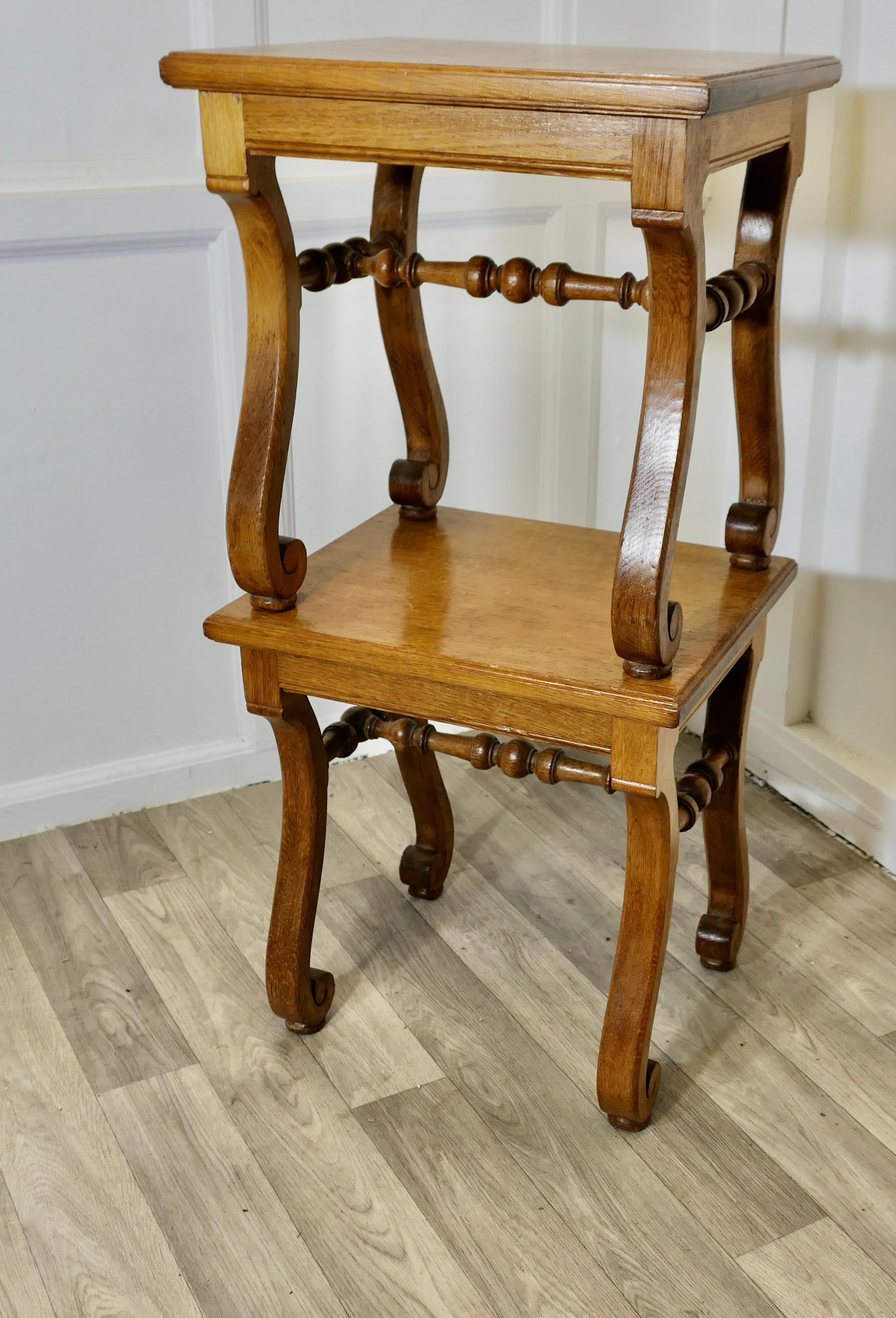 Paire de tabourets en chêne Arts and Crafts français, tables d'appoint en vente 1
