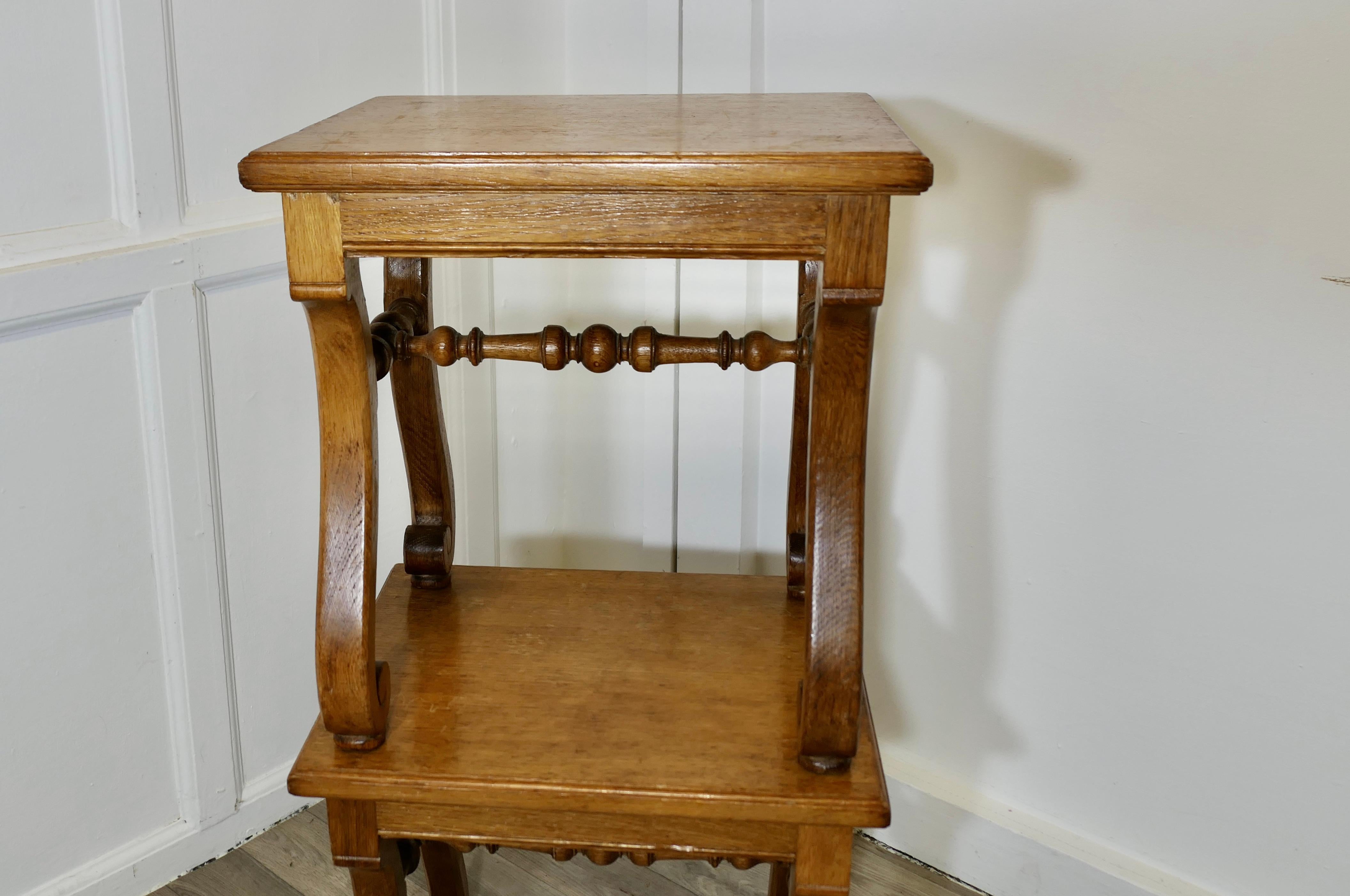 Paire de tabourets en chêne Arts and Crafts français, tables d'appoint en vente 2