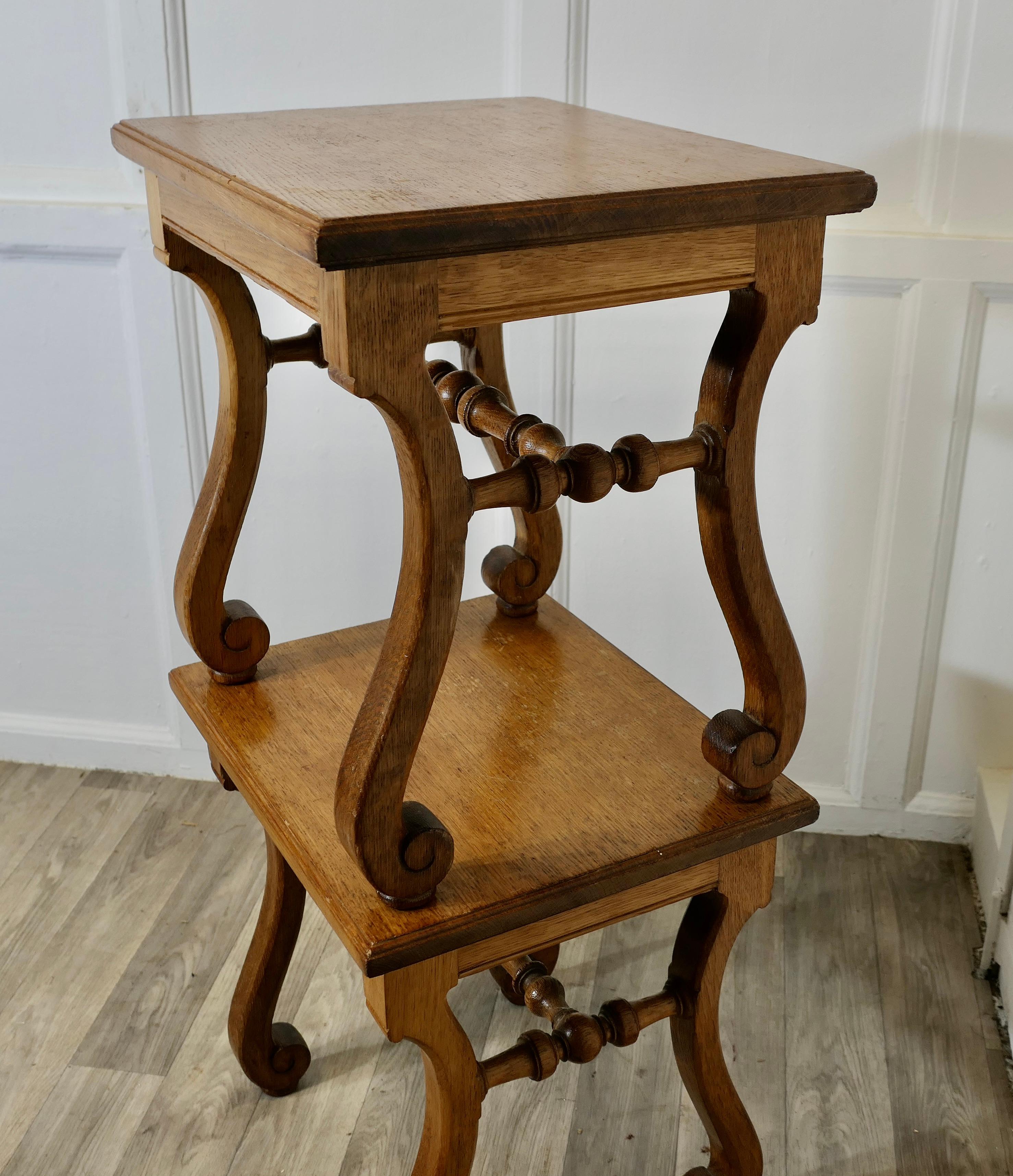 Paire de tabourets en chêne Arts and Crafts français, tables d'appoint en vente 3