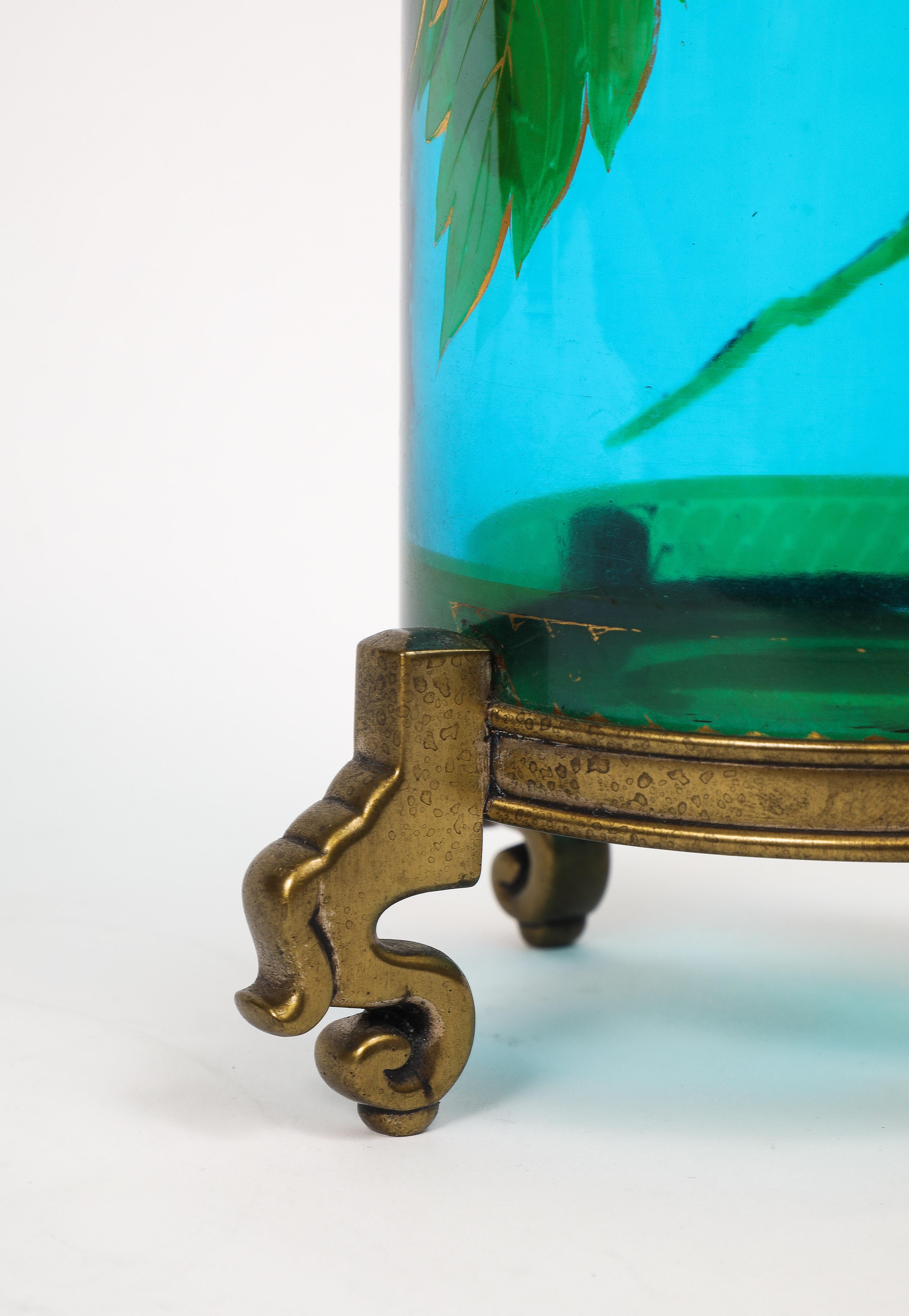 Pareja de monturas francesas de cristal azul y verde de Baccarat y bronce dorado. Jarrones en venta 2