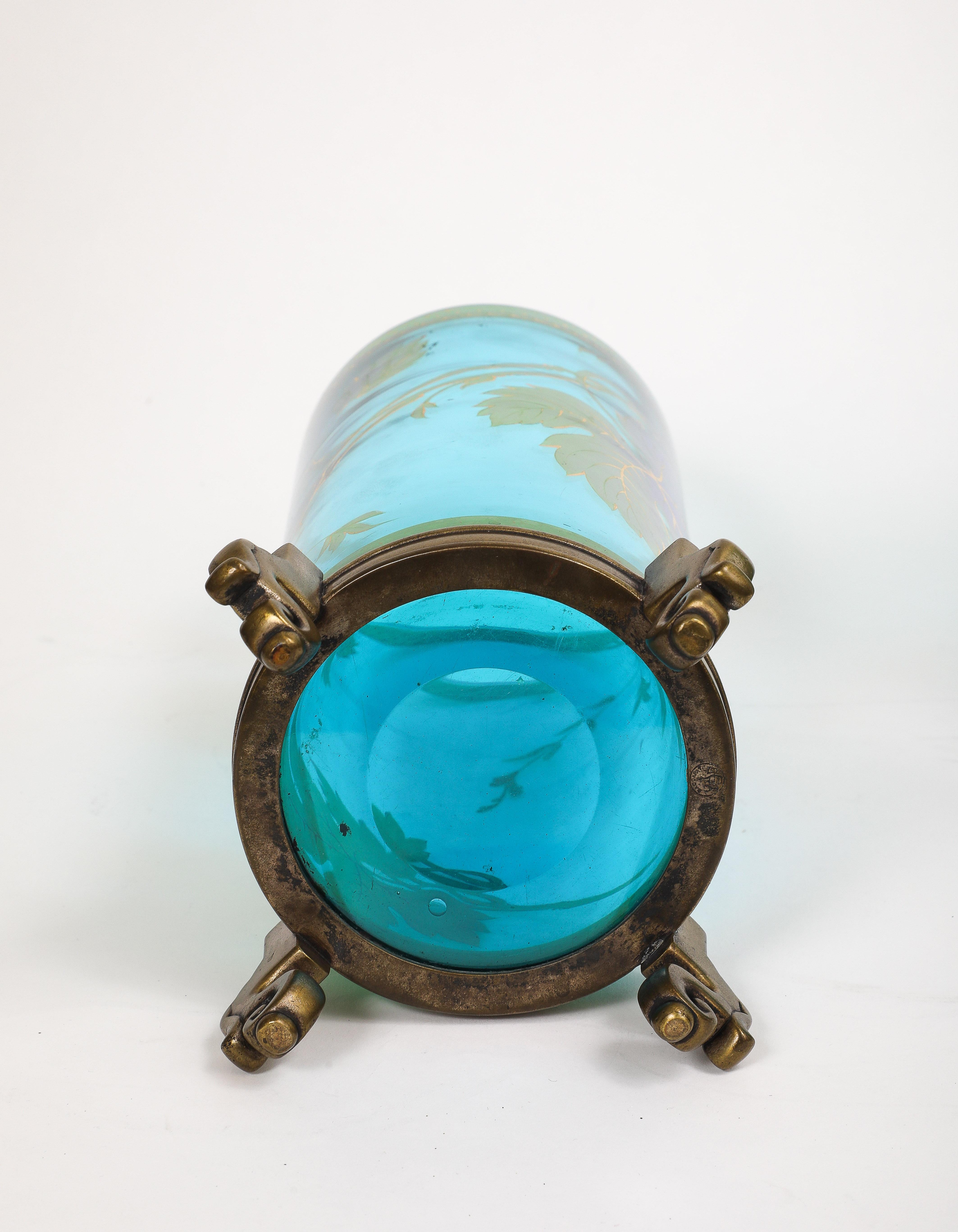 Pareja de monturas francesas de cristal azul y verde de Baccarat y bronce dorado. Jarrones en venta 3