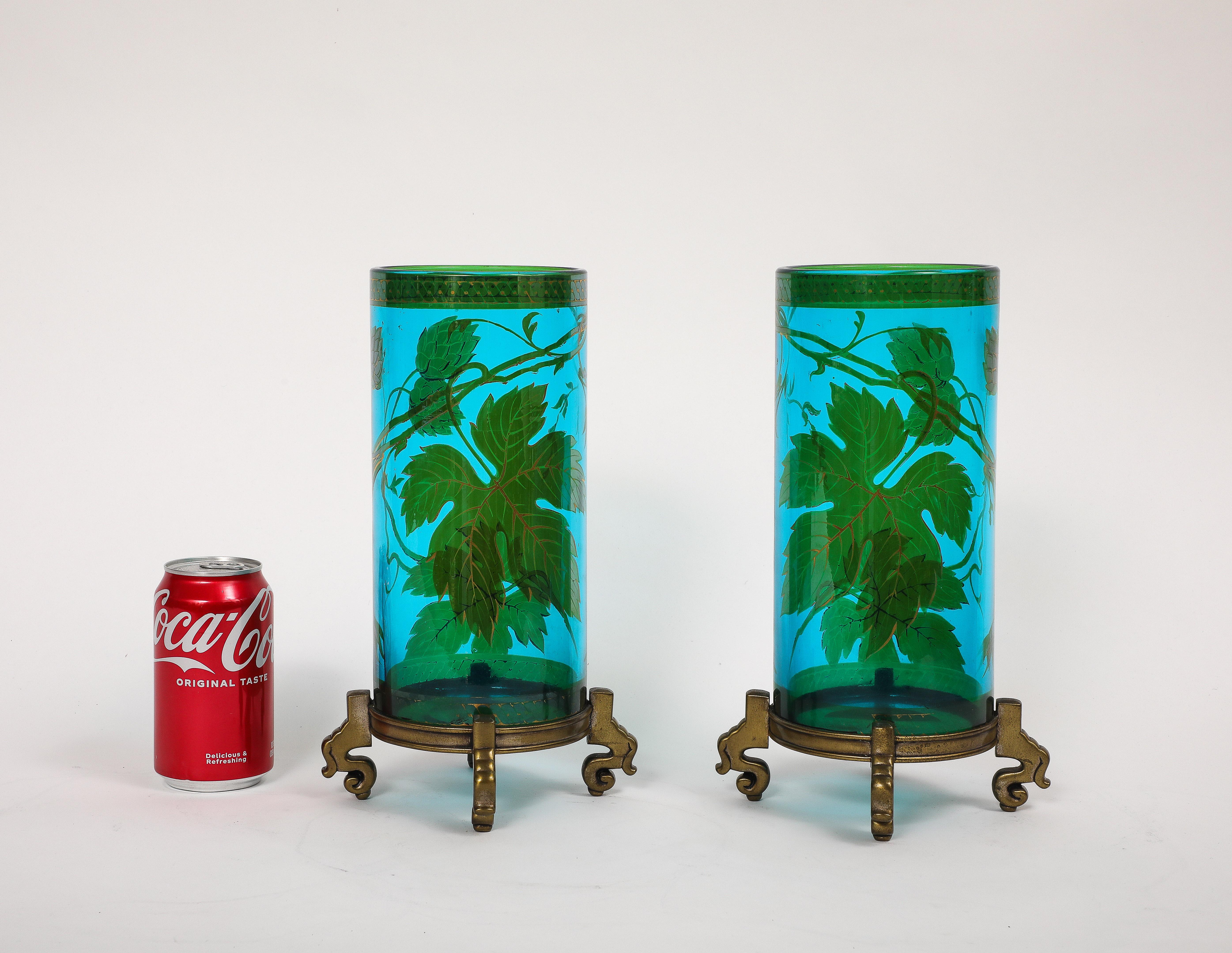 Pareja de grandes jarrones franceses de Baccarat montados en bronce dorado y cristal azul y verde.  Este par de grandes jarrones cilíndricos fue fabricado por la cristalería Baccarat de Francia, conocida por sus artículos de cristal finamente