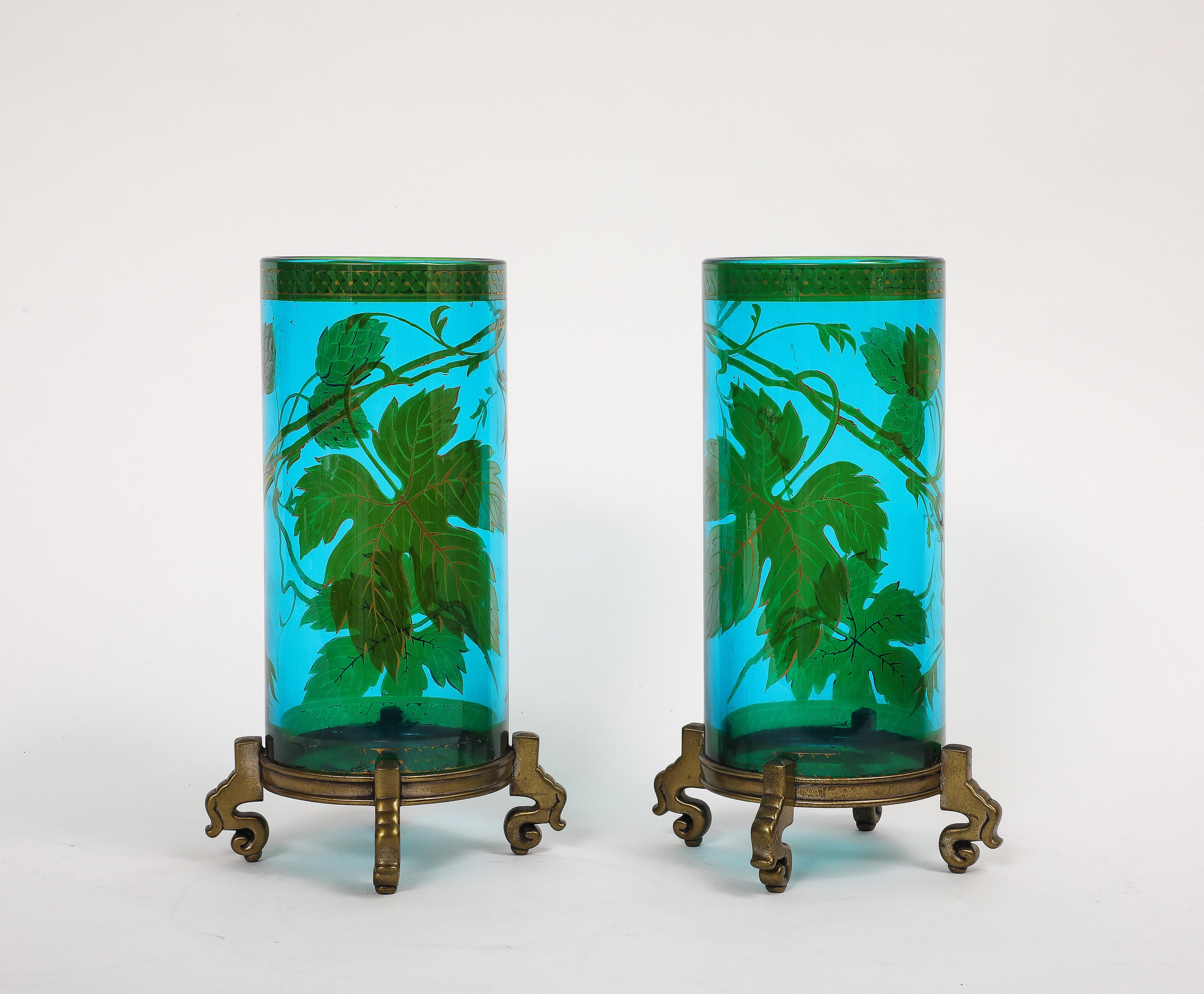 Pareja de monturas francesas de cristal azul y verde de Baccarat y bronce dorado. Jarrones Luis XVI en venta