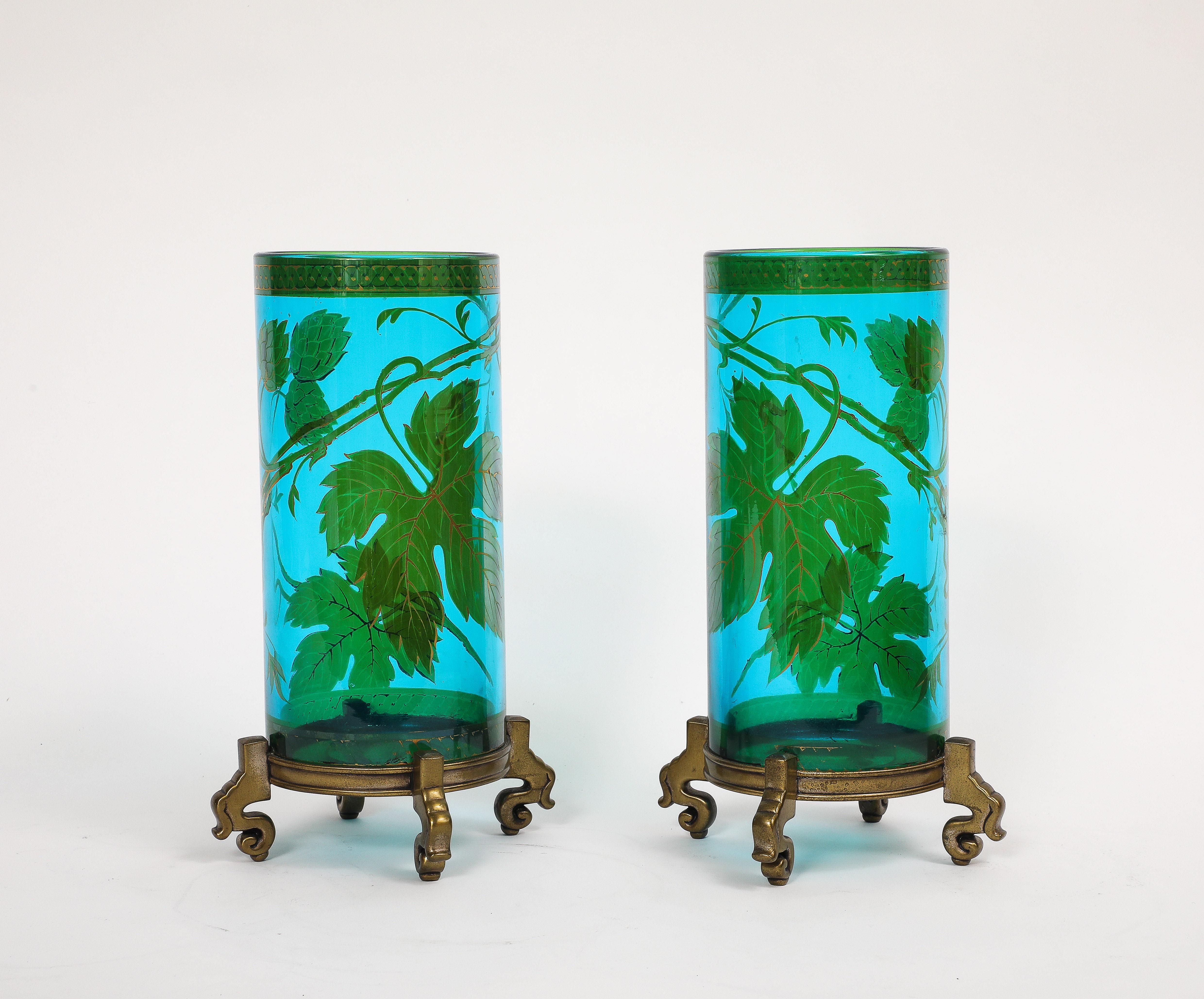 Pareja de monturas francesas de cristal azul y verde de Baccarat y bronce dorado. Jarrones Francés en venta