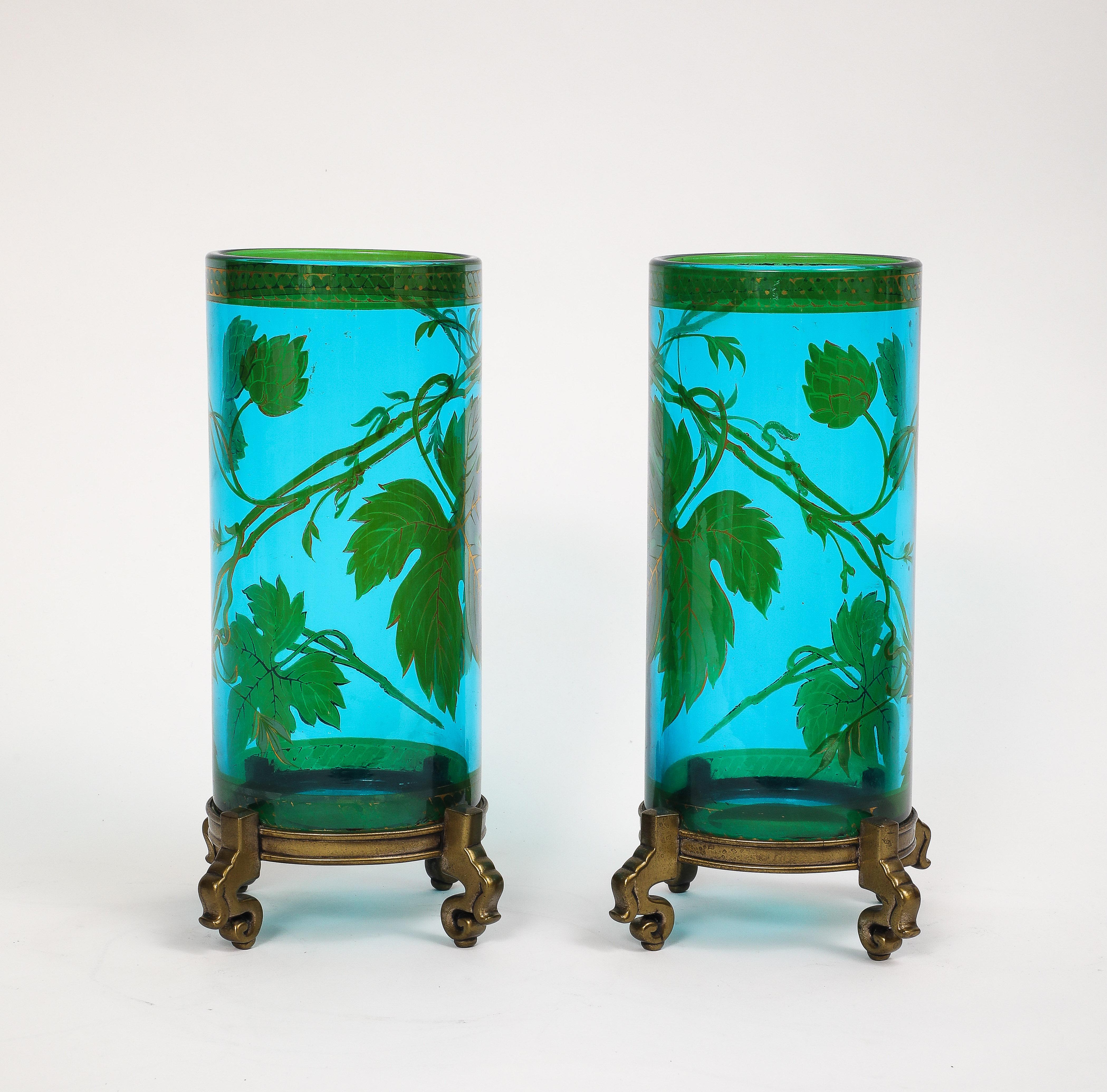 Pareja de monturas francesas de cristal azul y verde de Baccarat y bronce dorado. Jarrones Dorado en venta
