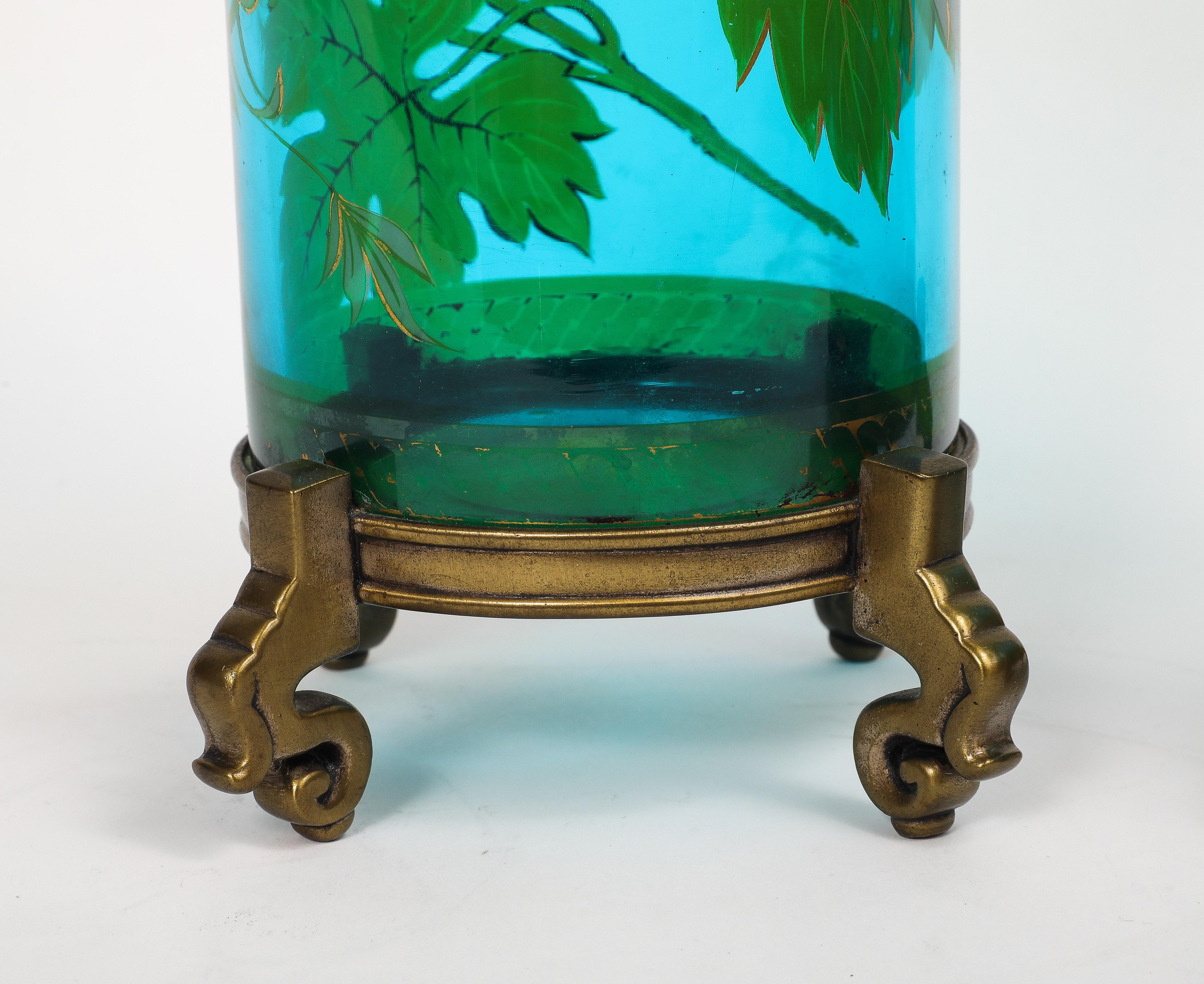 Pareja de monturas francesas de cristal azul y verde de Baccarat y bronce dorado. Jarrones Bronce en venta