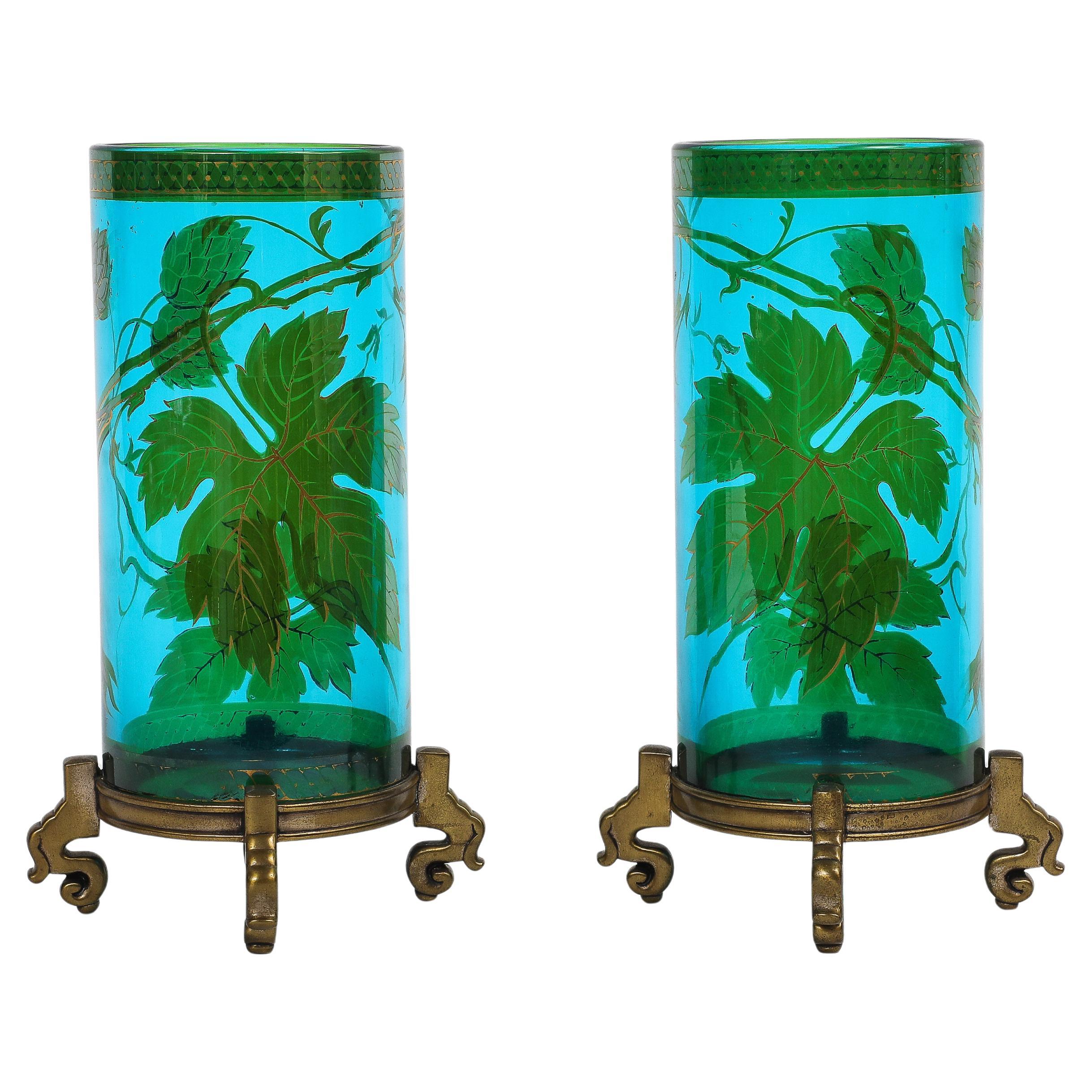 Pareja de monturas francesas de cristal azul y verde de Baccarat y bronce dorado. Jarrones en venta
