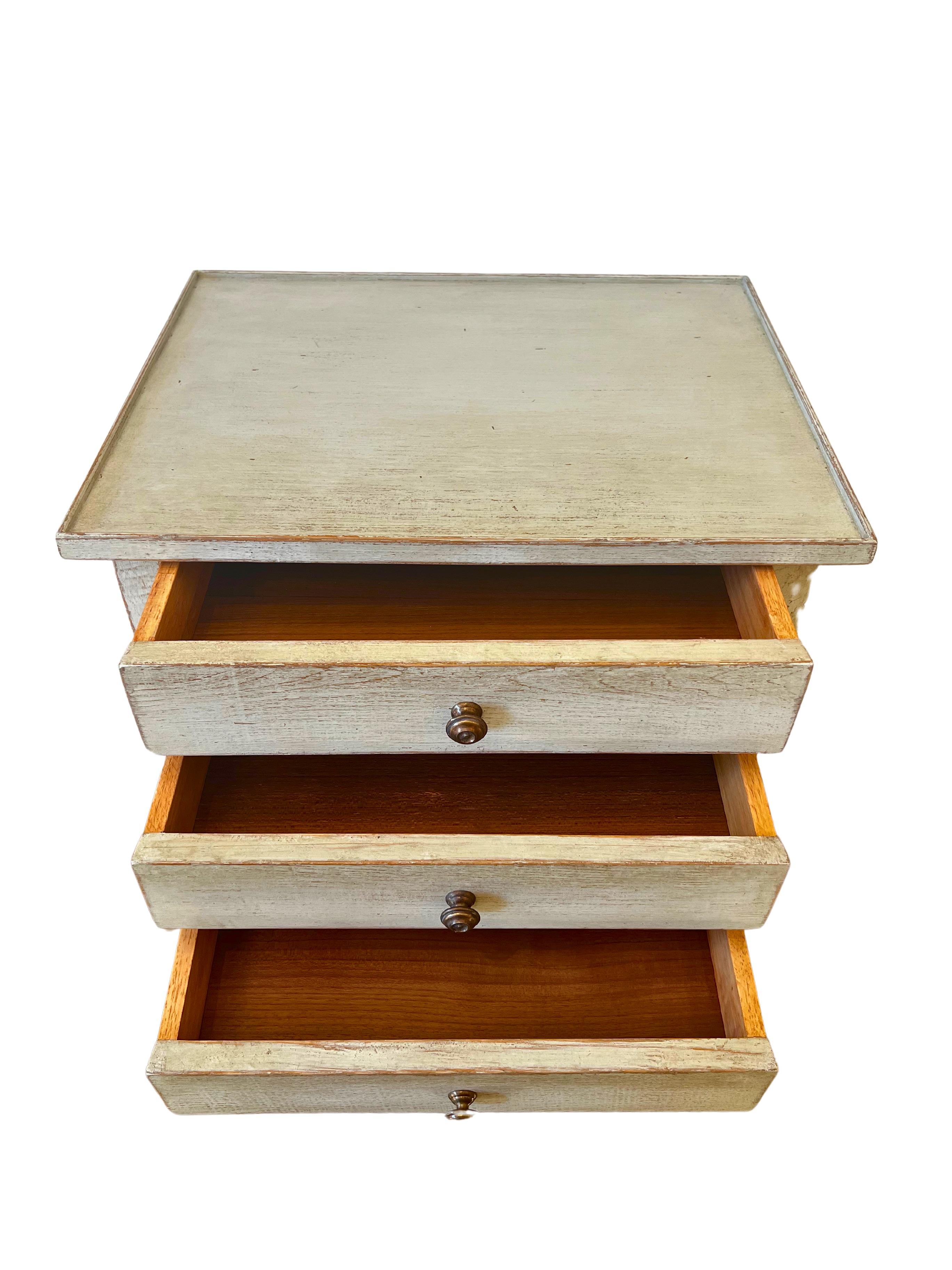 Este par de mesitas de noche de estilo Gustaviano es perfecto tanto para interiores modernos como tradicionales. Ideales para añadir encanto y funcionalidad a un dormitorio o a cualquier espacio, muestran un delicado equilibrio de estilo y