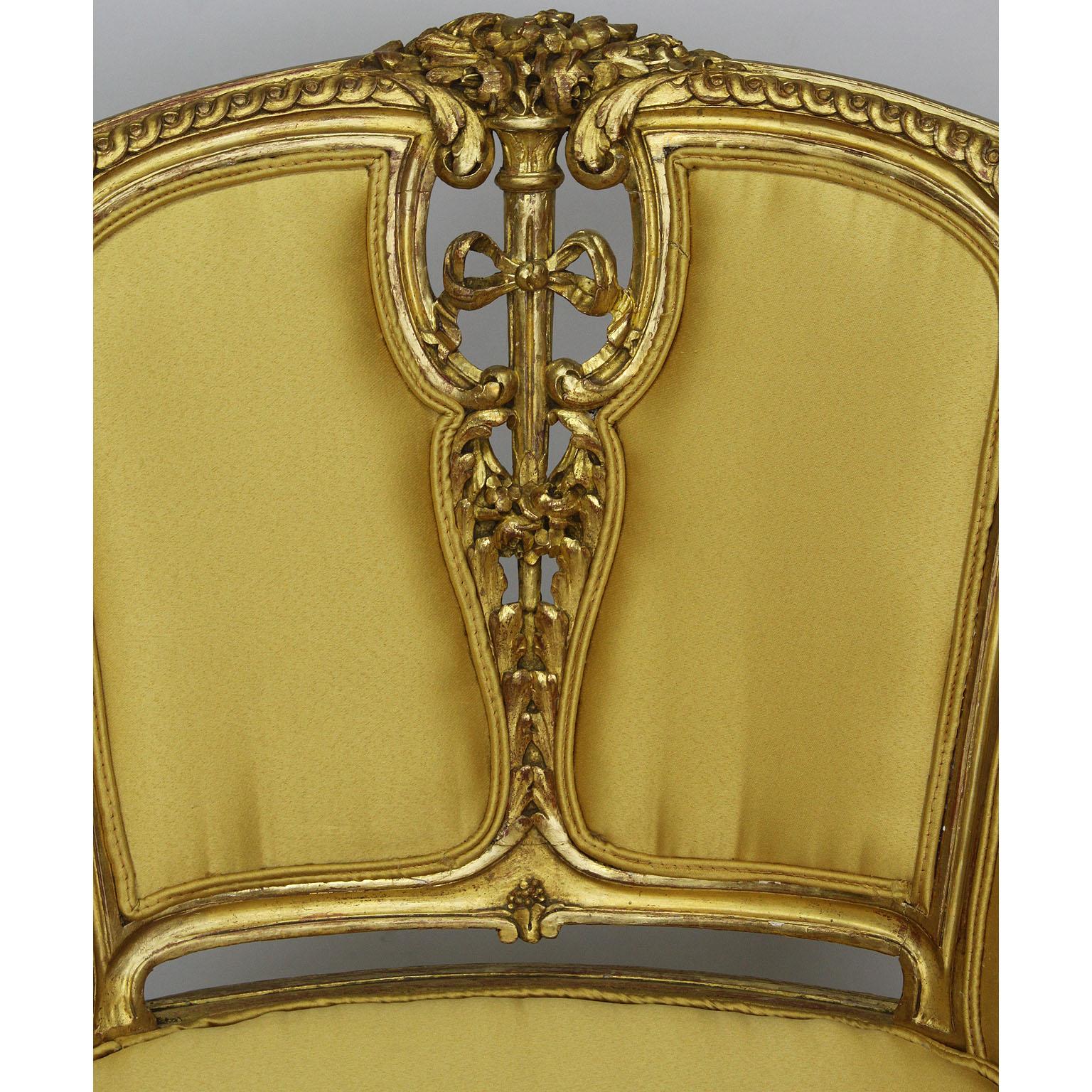 Coppia di poltrone Bergère intagliate in legno dorato in stile Belle Époque Luigi XV francese in vendita 2