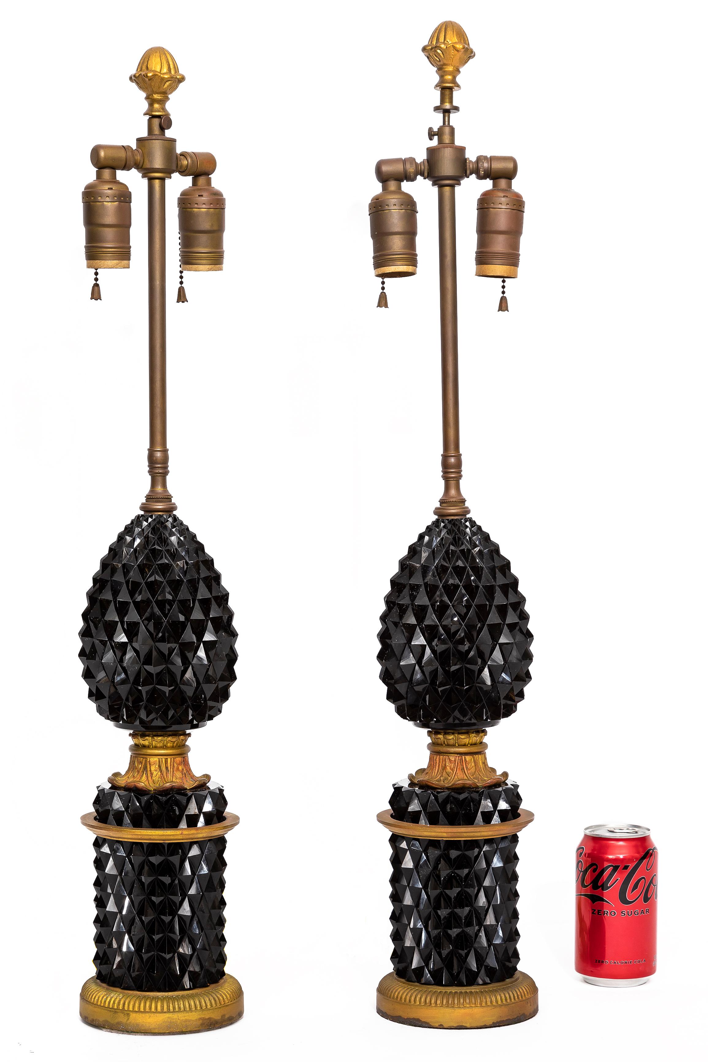Fabuleuse paire de lampes en forme d'ananas en cristal noir taillé dans l'améthyste et montées sur bronze doré, datant du 20e siècle. Chaque lampe se compose d'une base et d'une section centrale du corps composée de deux éléments en cristal empilés,
