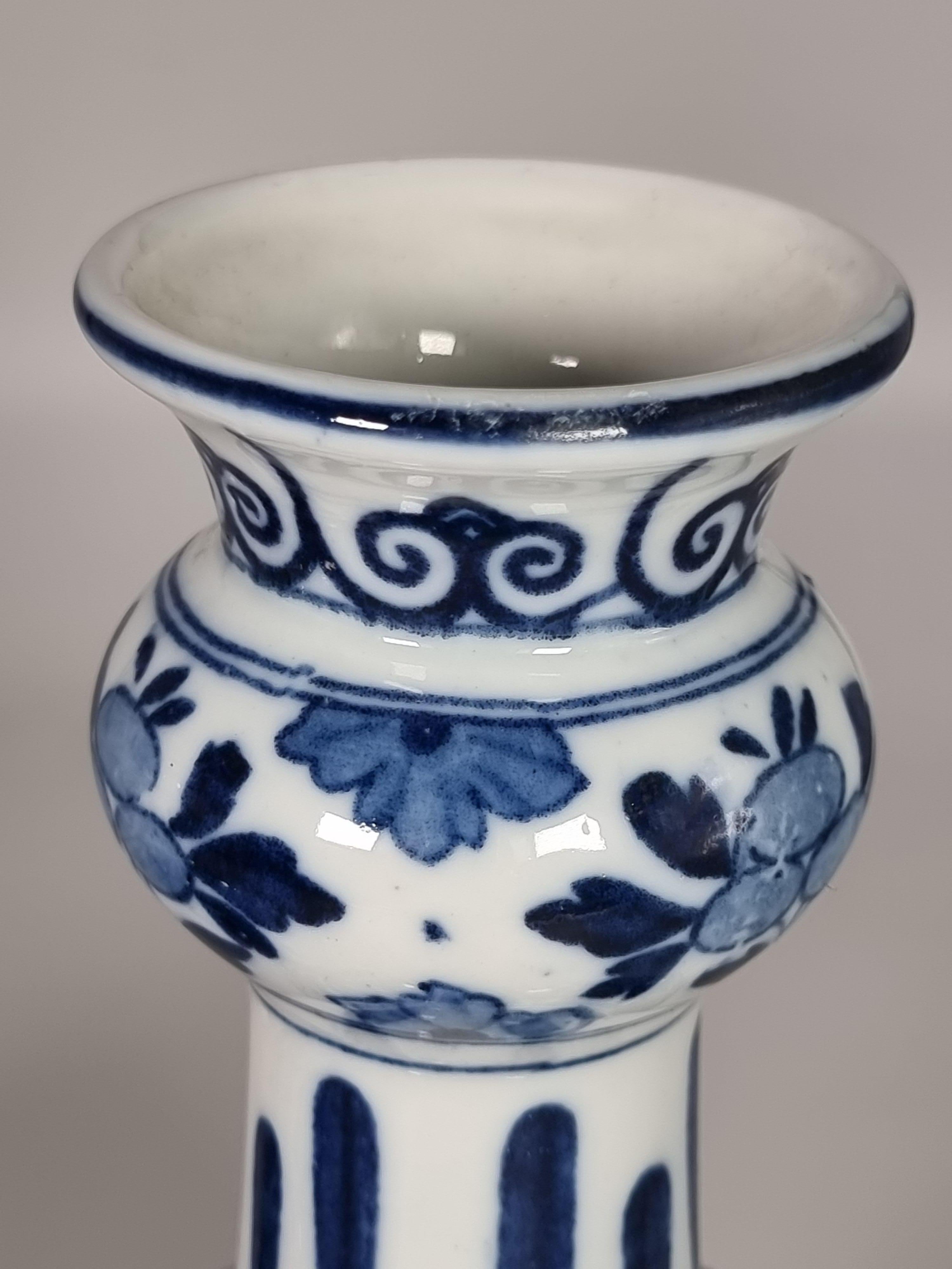 Paire de vases français bleu et blanc de style Delft vers 1900 par Samson of Paris en vente 5