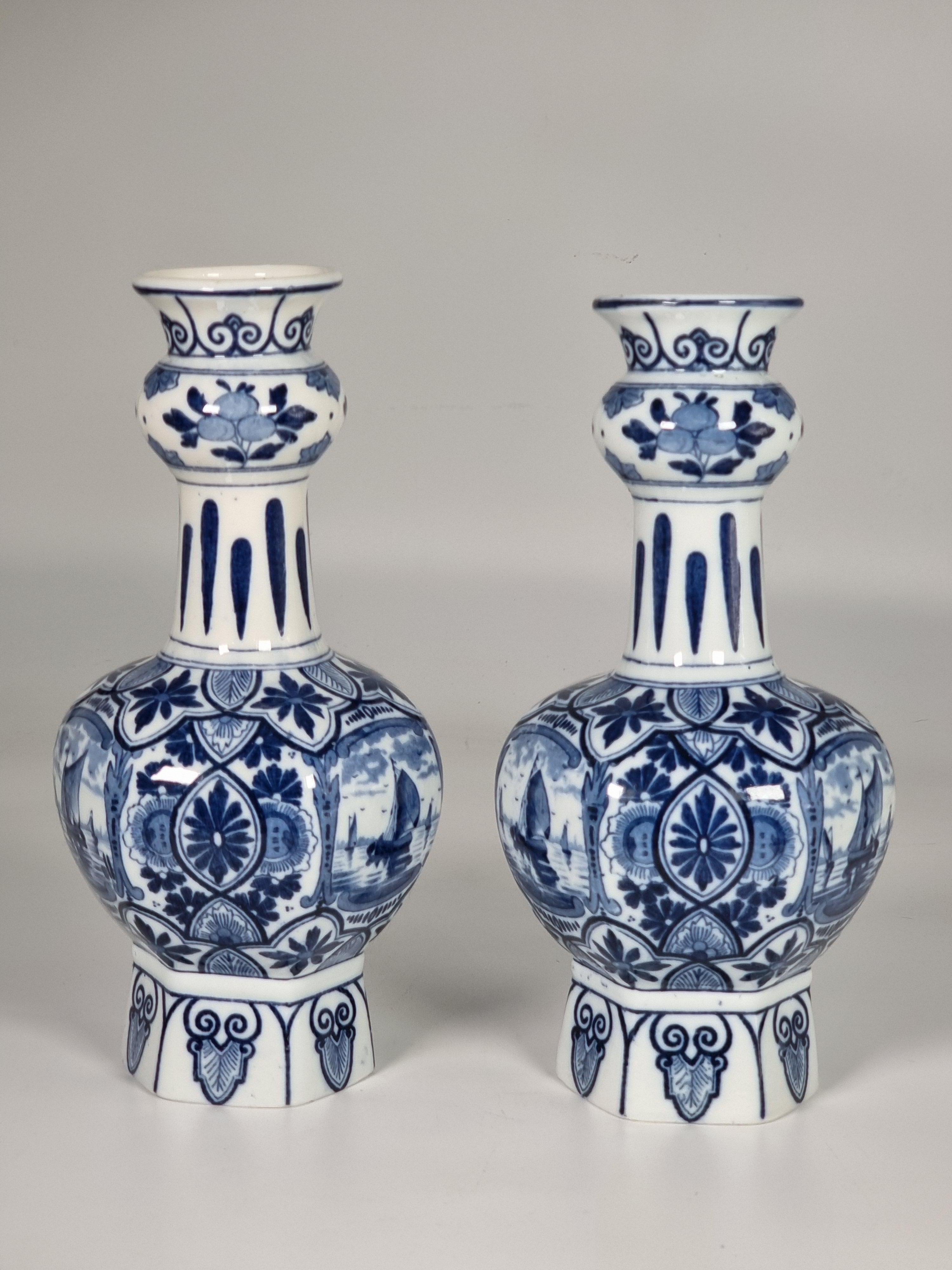 Paire de vases très décoratifs en porcelaine française peinte à la main en bleu et blanc, fabriqués par Samson de Paris pour imiter la poterie de Delft du XIXe siècle.

Les vases sont très joliment peints à la main en bleu cobalt sur fond blanc avec