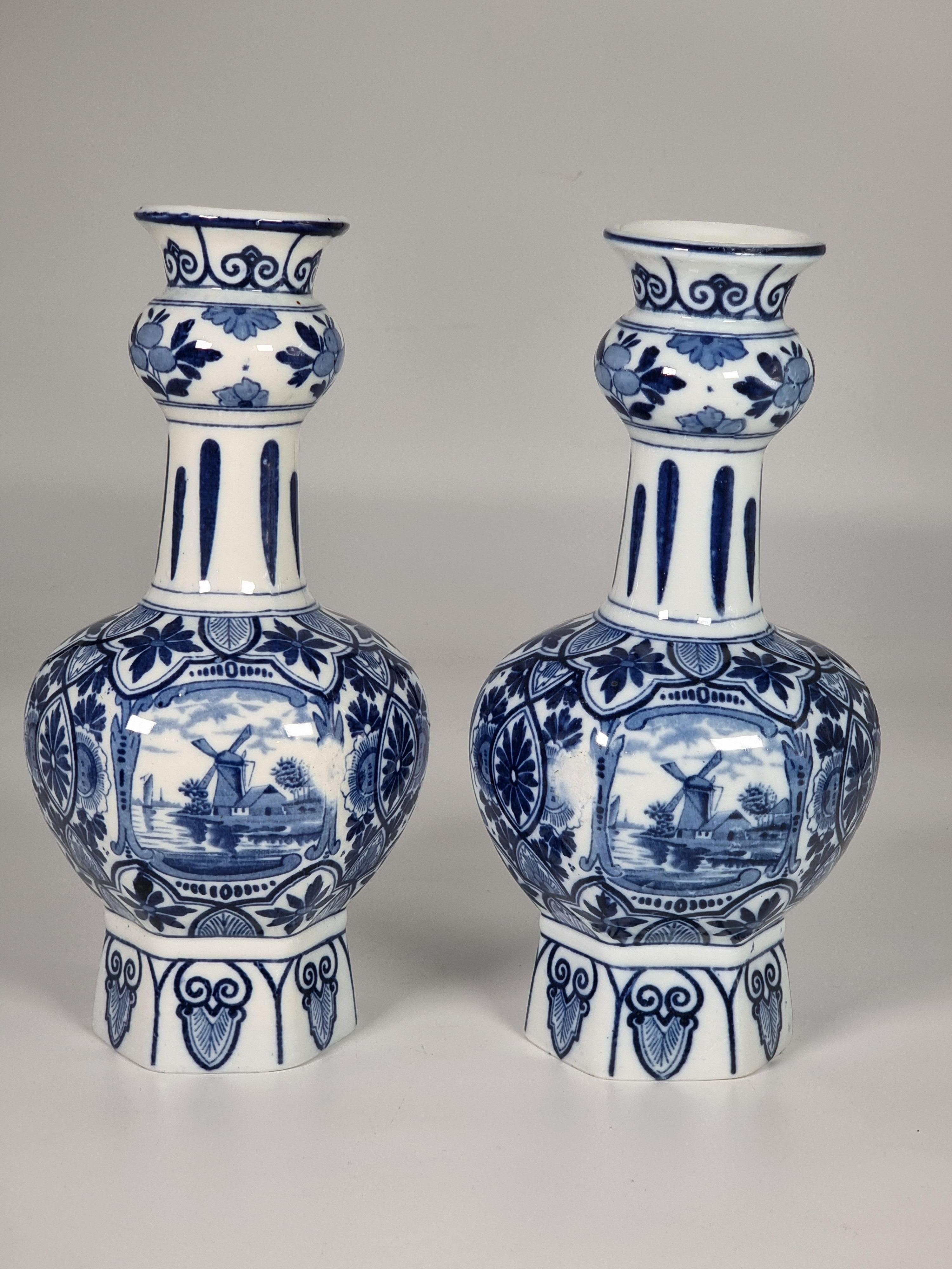 Louis-Philippe Paire de vases français bleu et blanc de style Delft vers 1900 par Samson of Paris en vente