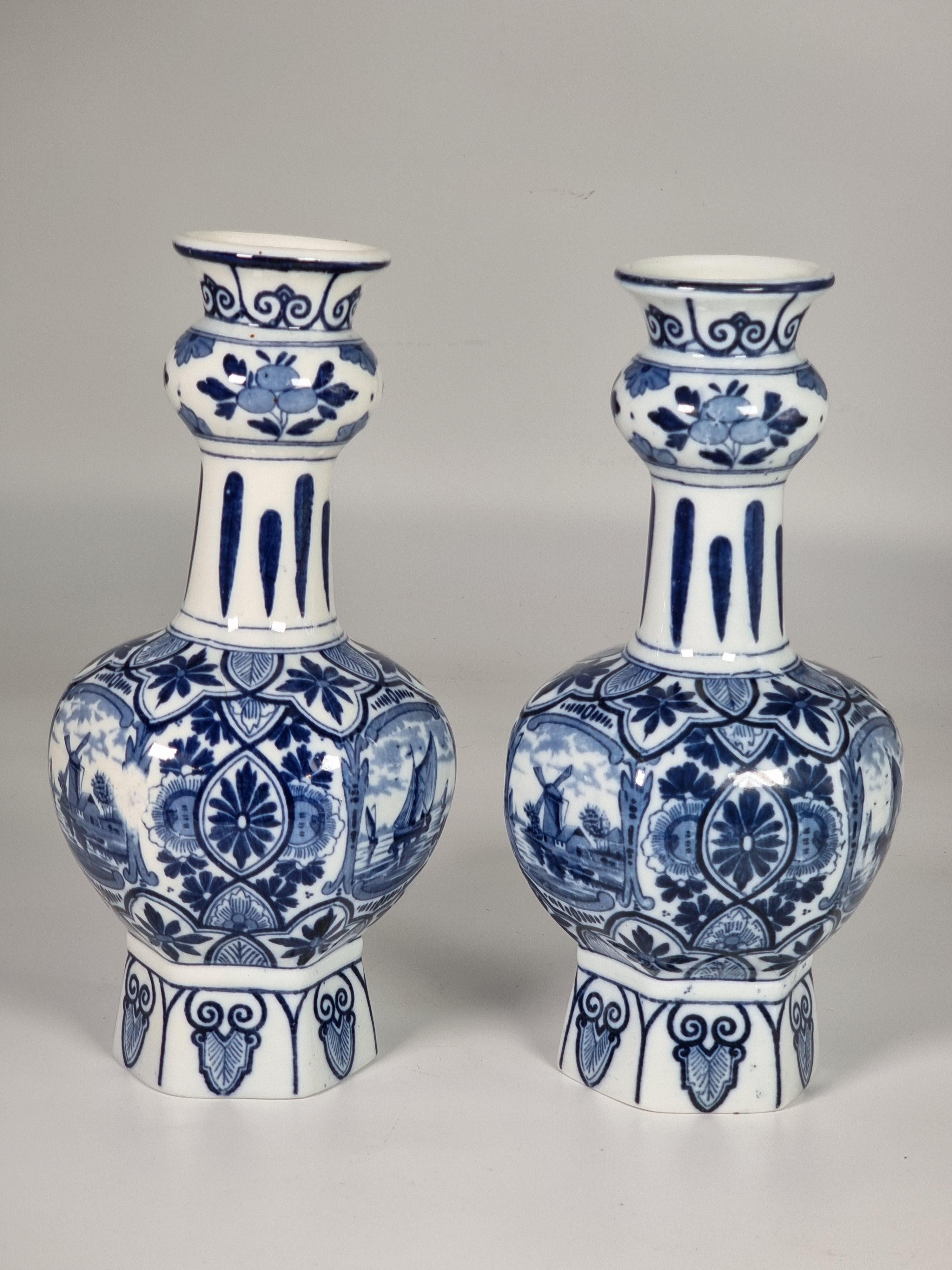 Français Paire de vases français bleu et blanc de style Delft vers 1900 par Samson of Paris en vente