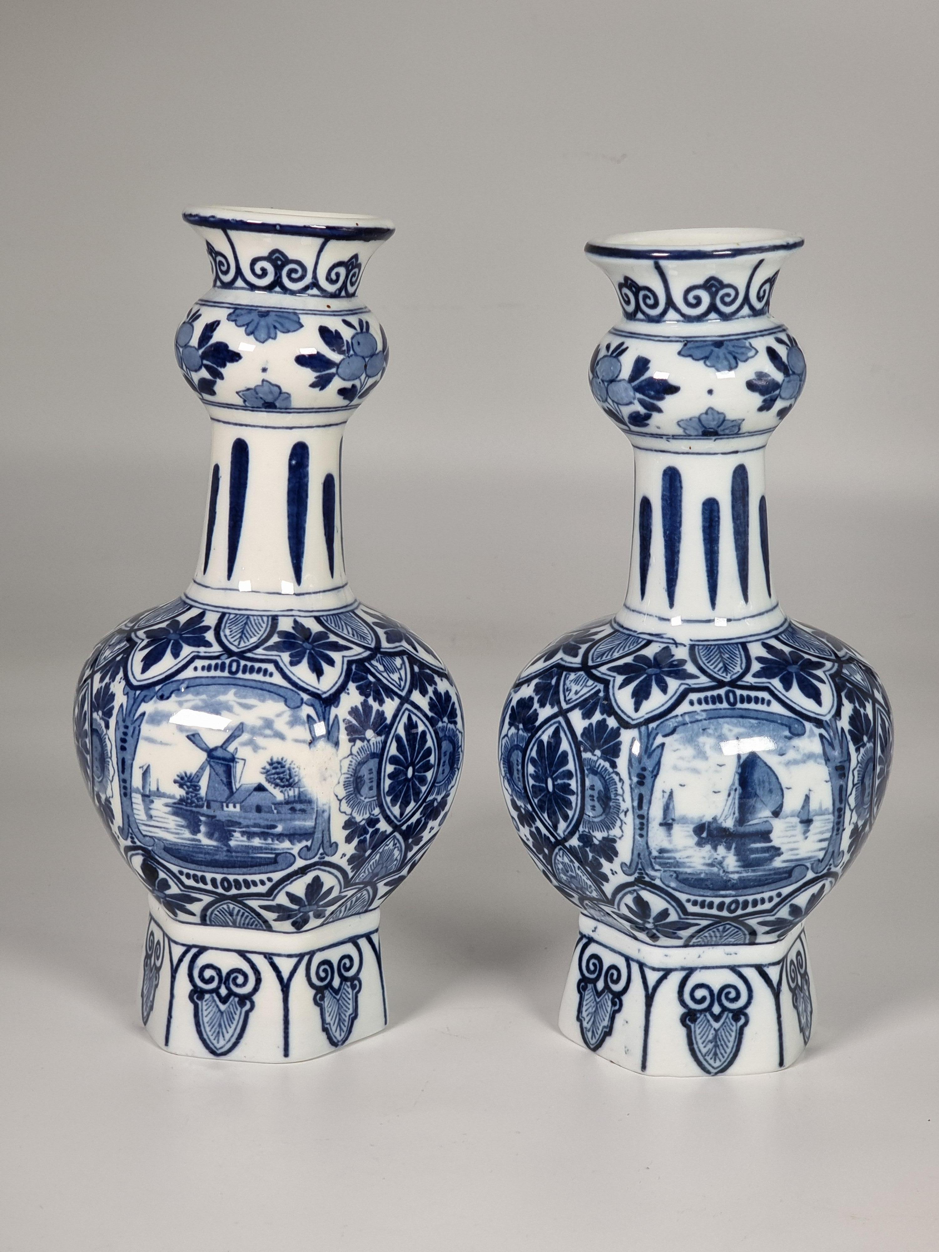 Peint à la main Paire de vases français bleu et blanc de style Delft vers 1900 par Samson of Paris en vente