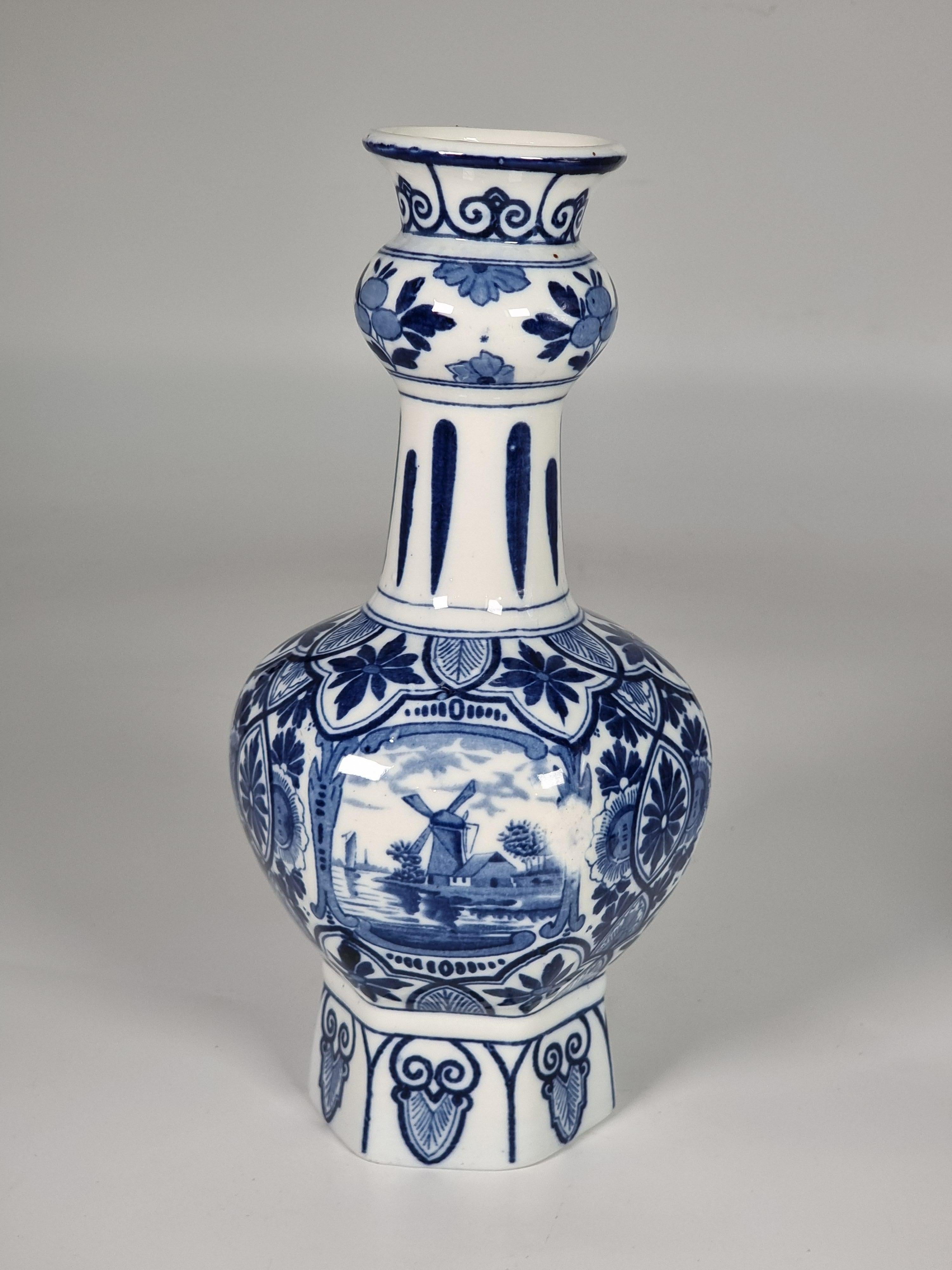 Paire de vases français bleu et blanc de style Delft vers 1900 par Samson of Paris Bon état - En vente à Central England, GB