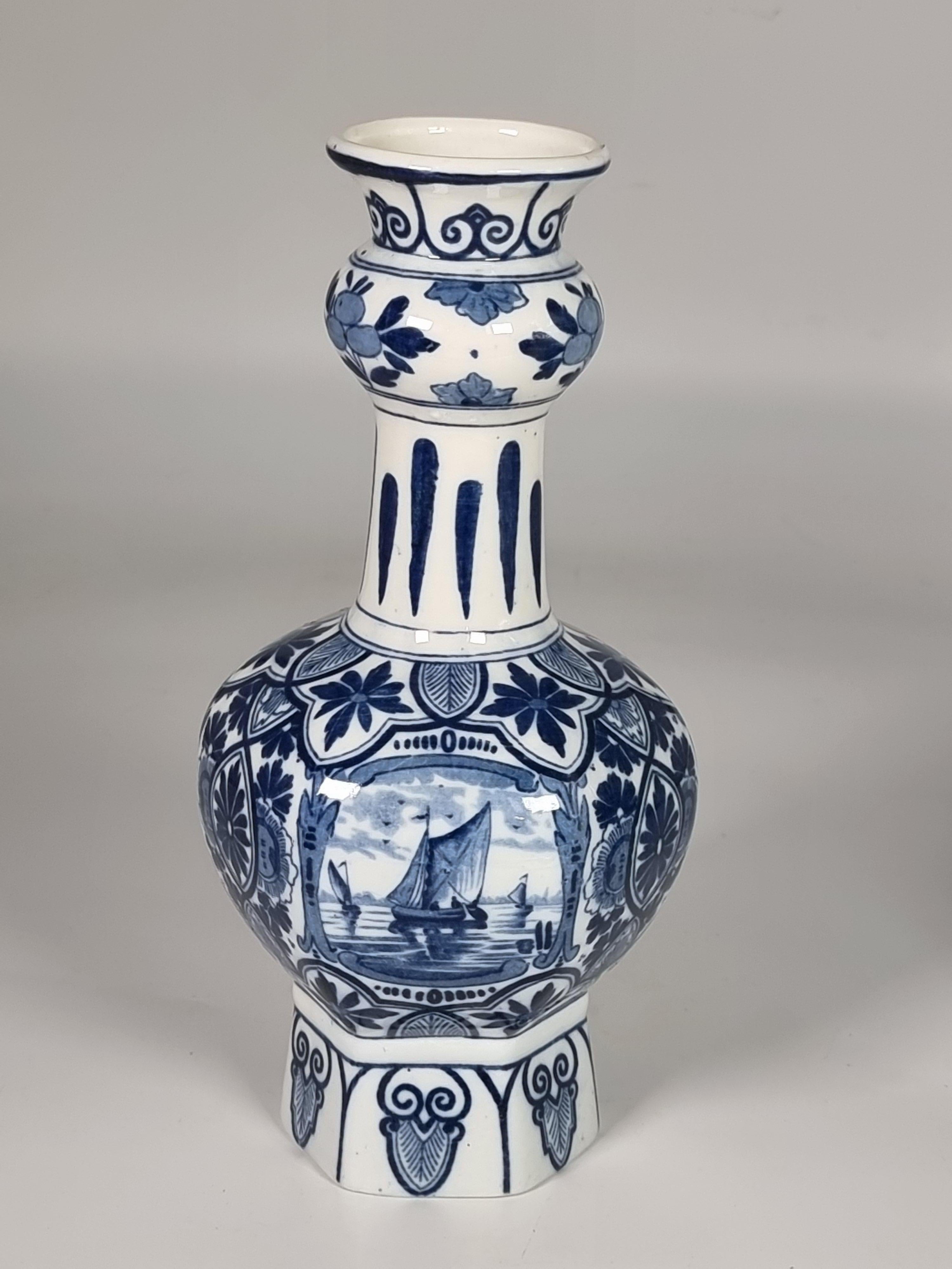 Porcelaine Paire de vases français bleu et blanc de style Delft vers 1900 par Samson of Paris en vente