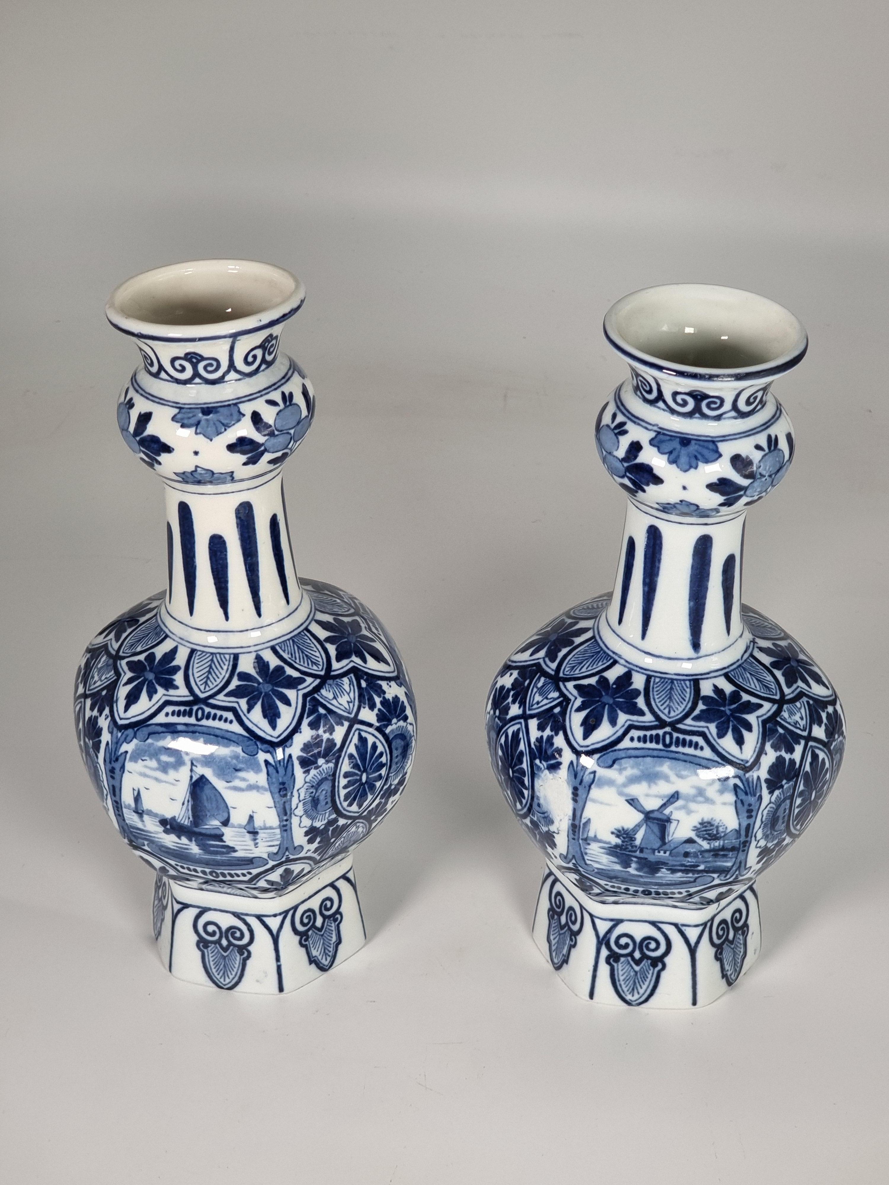 Paire de vases français bleu et blanc de style Delft vers 1900 par Samson of Paris en vente 1