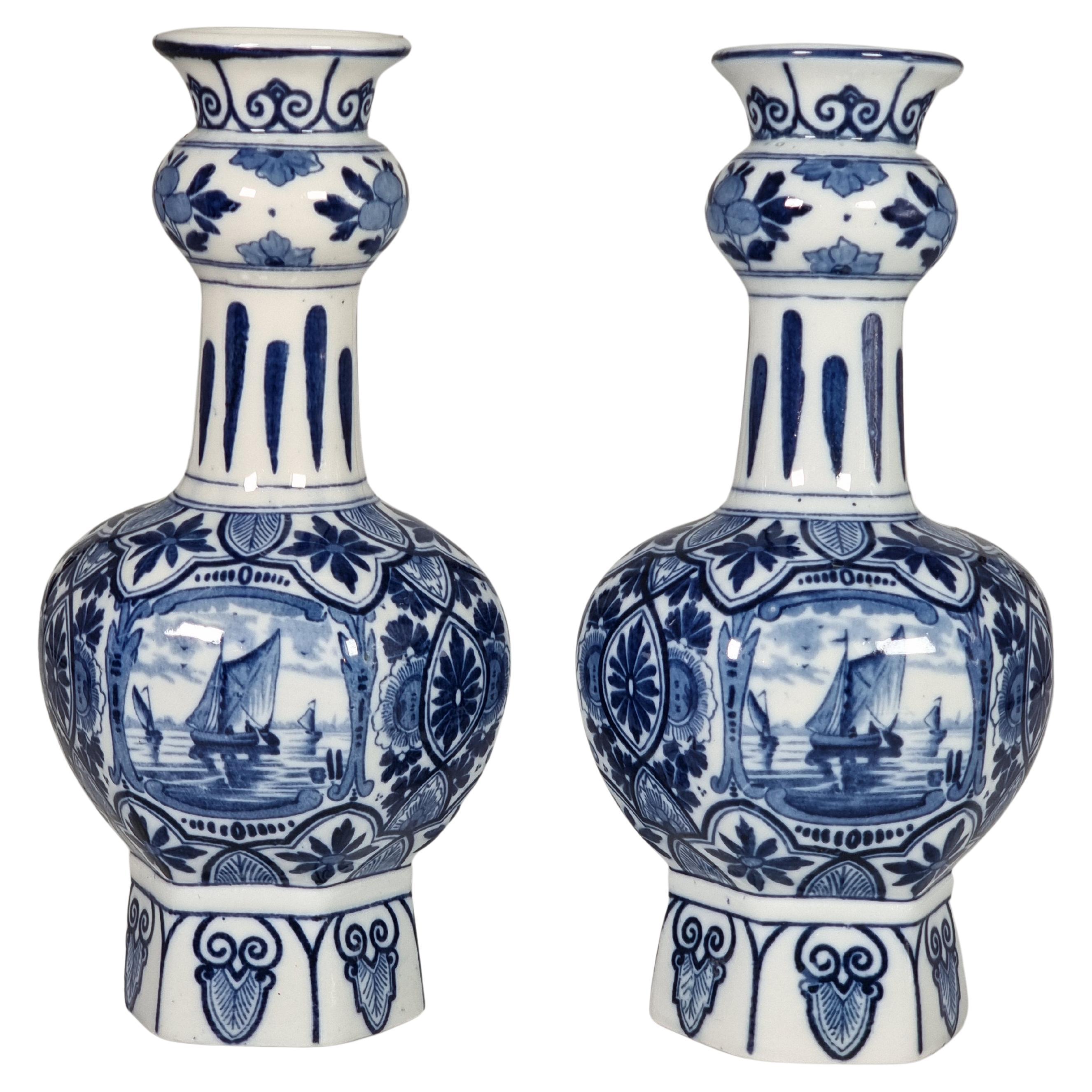 Paire de vases français bleu et blanc de style Delft vers 1900 par Samson of Paris en vente