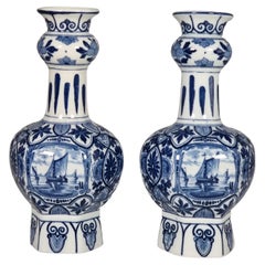 Pareja de jarrones franceses azules y blancos estilo Delft hacia 1900 por Samson de París