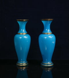 Paire de vases Baccarat en cristal opalin bleu français avec accents dorés