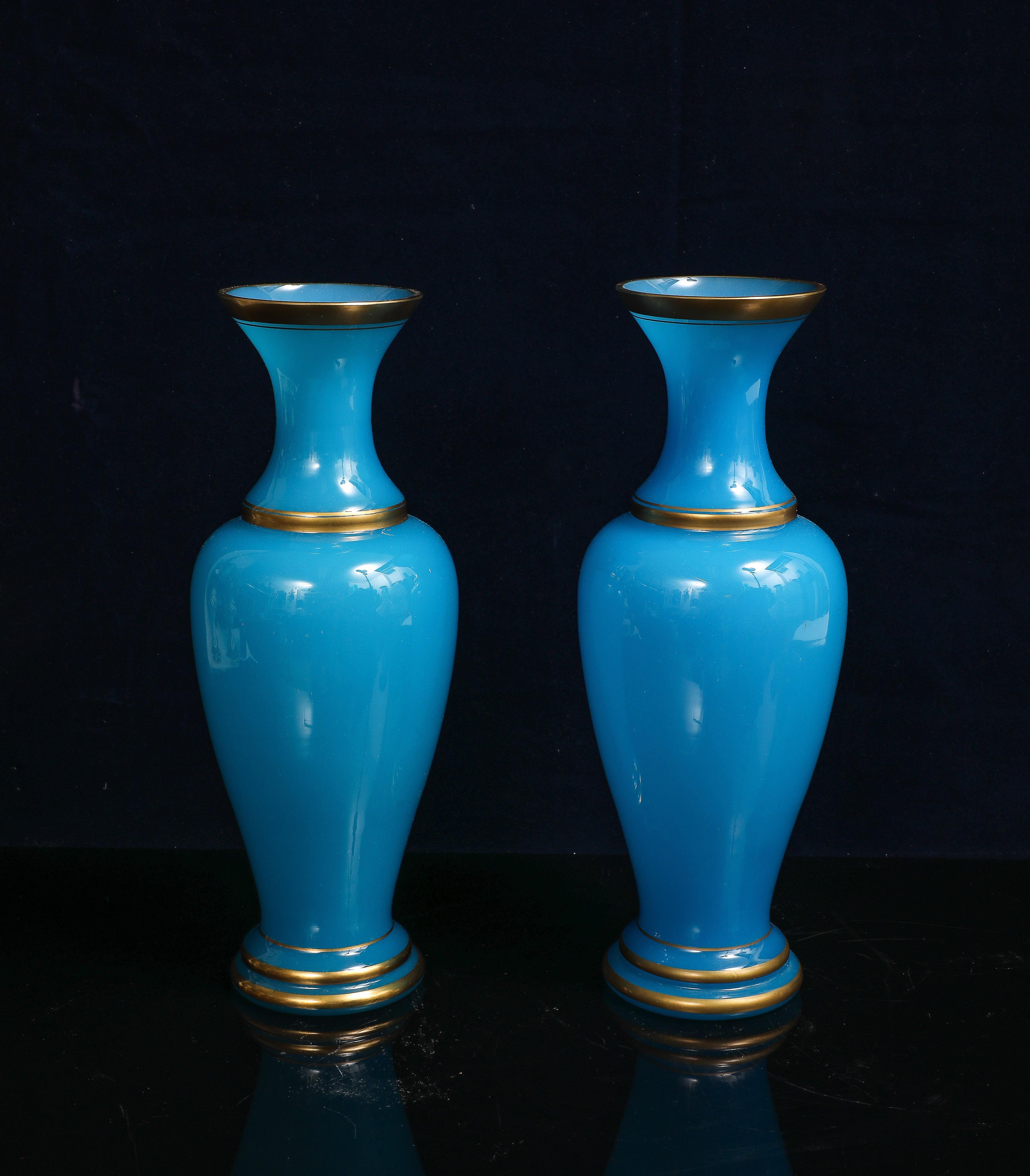 Français Paire de vases Baccarat en cristal opalin bleu français avec accents dorés en vente