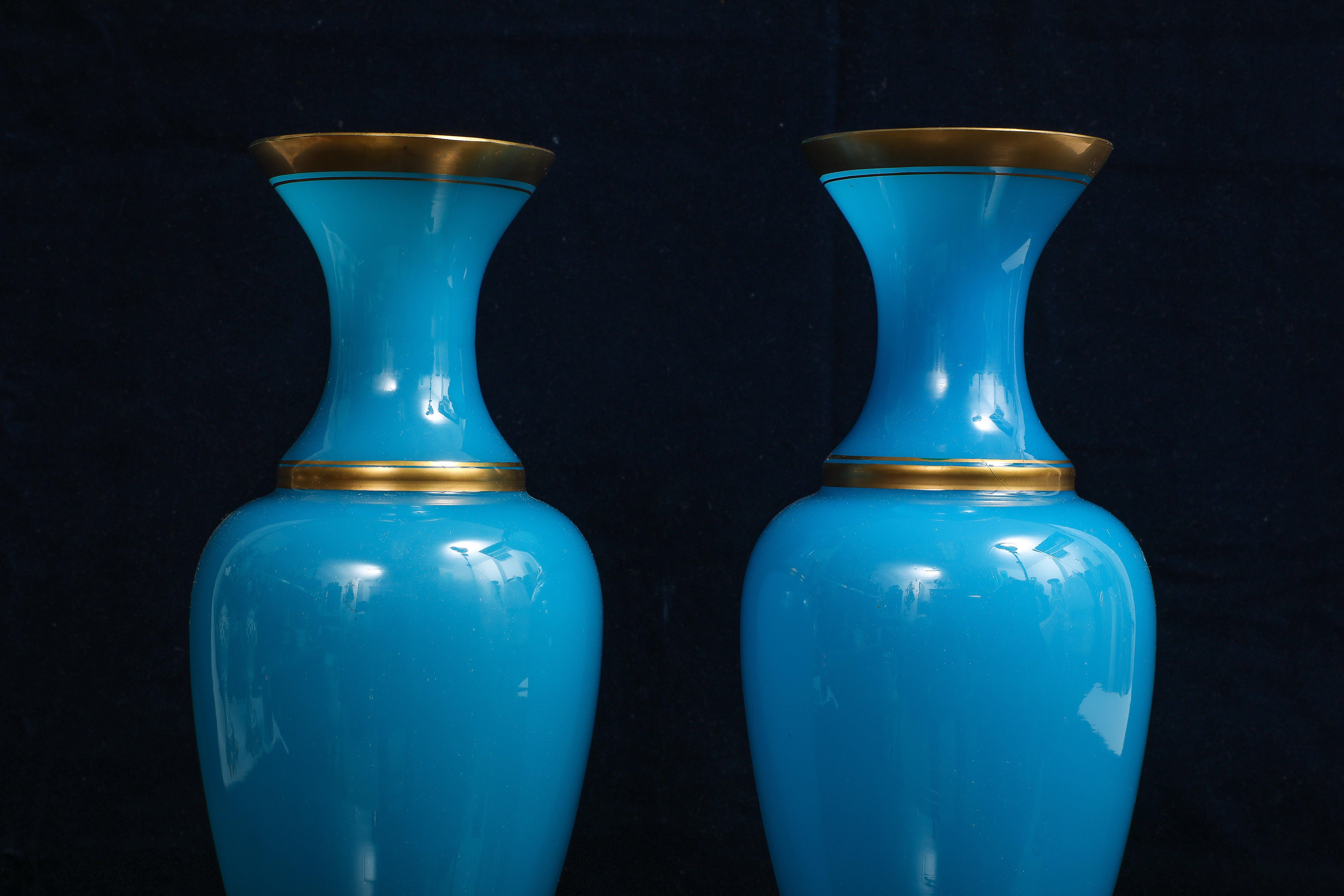 Paire de vases Baccarat en cristal opalin bleu français avec accents dorés Bon état - En vente à New York, NY