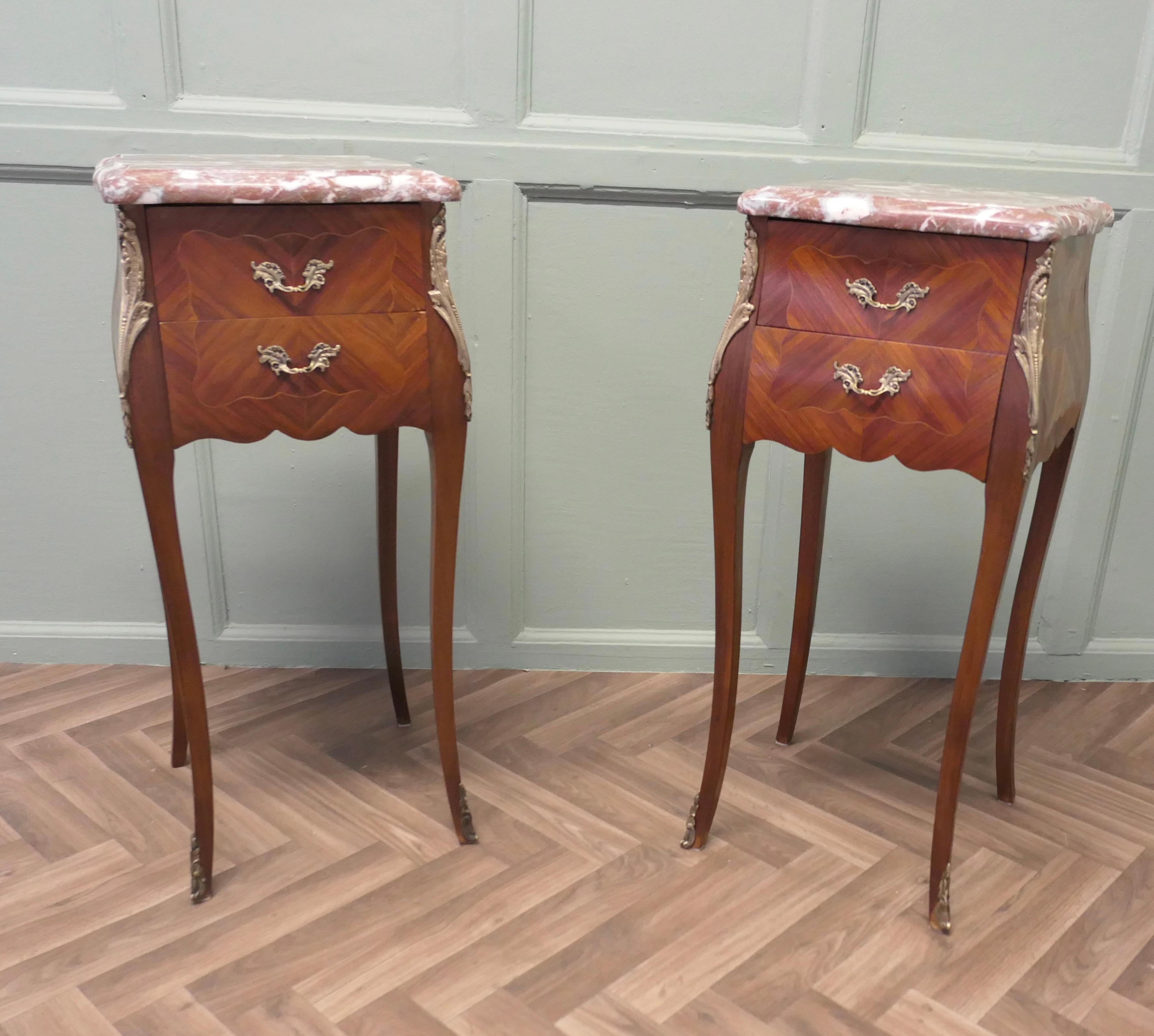 Paire de tables de chevet de style Bombe française

Il s'agit d'une paire de tables de chevet ou de nuit de style Louis XVI, les cabinets sont magnifiquement conçus, ils reposent sur de longs pieds cabriole élancés, ils ont des dessus en marbre et