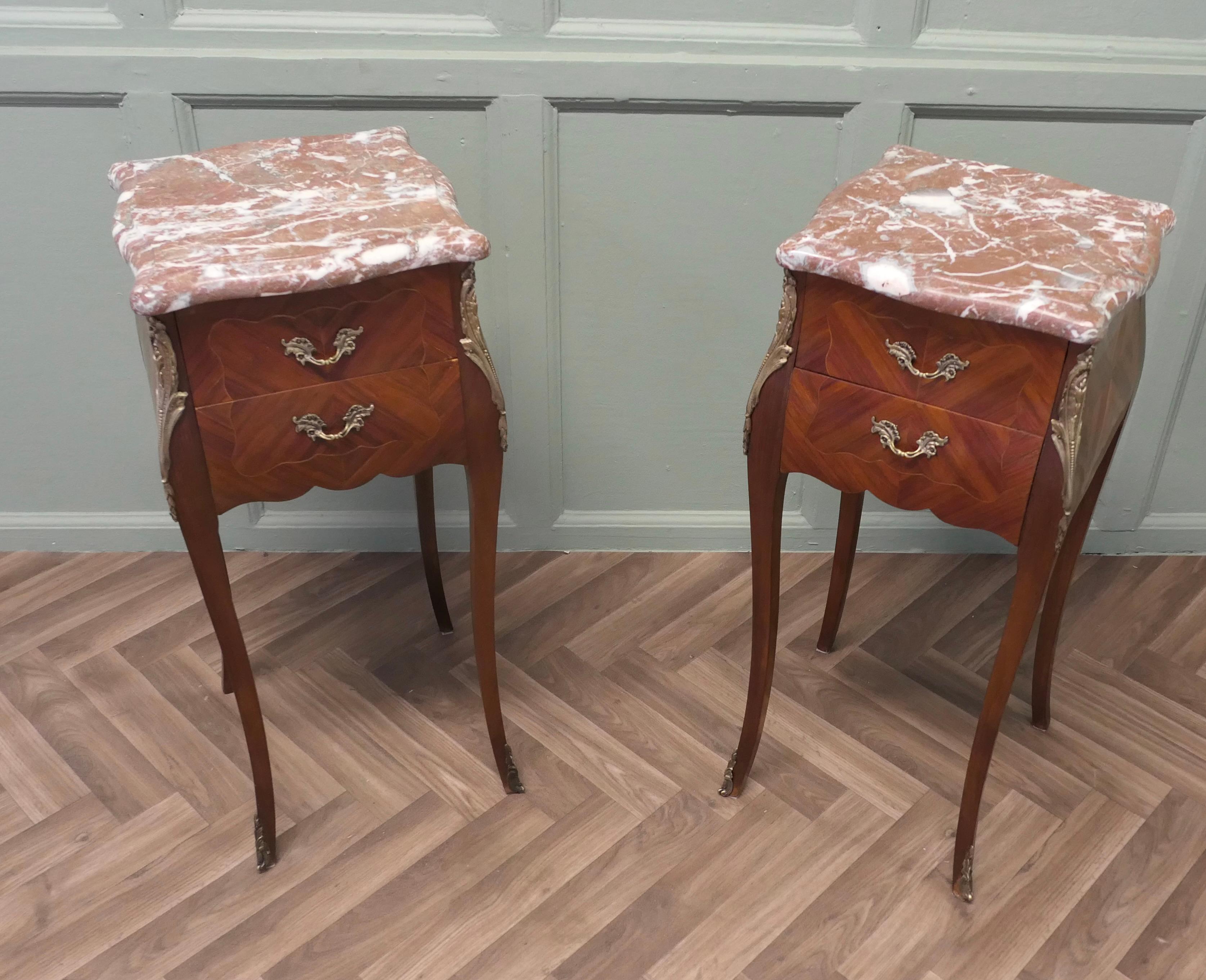 Louis XVI Paire de tables de chevet de style Bombe française en vente