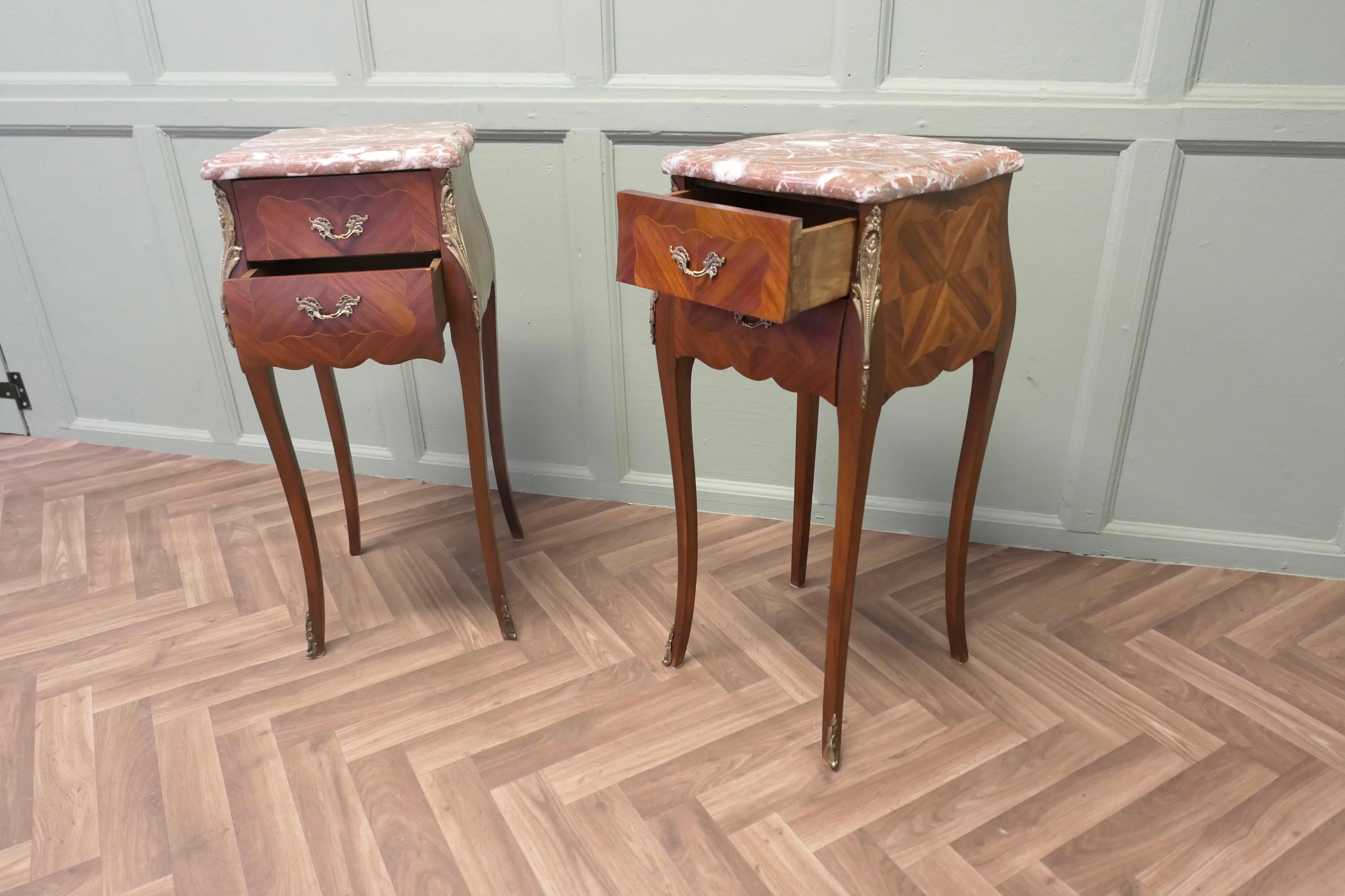 Paire de tables de chevet de style Bombe française Bon état - En vente à Godshill, Isle of Wight