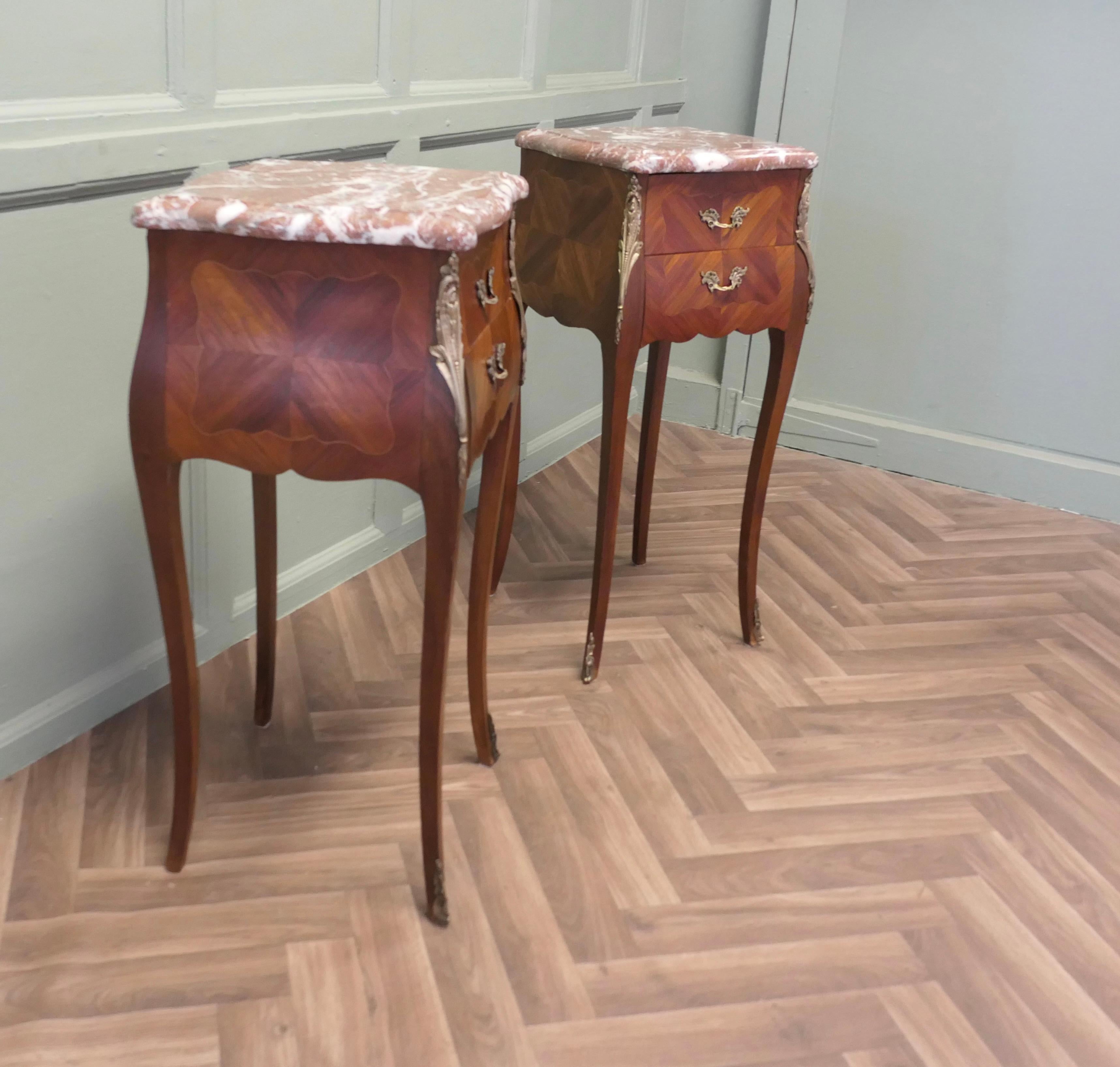 Milieu du XXe siècle Paire de tables de chevet de style Bombe française en vente