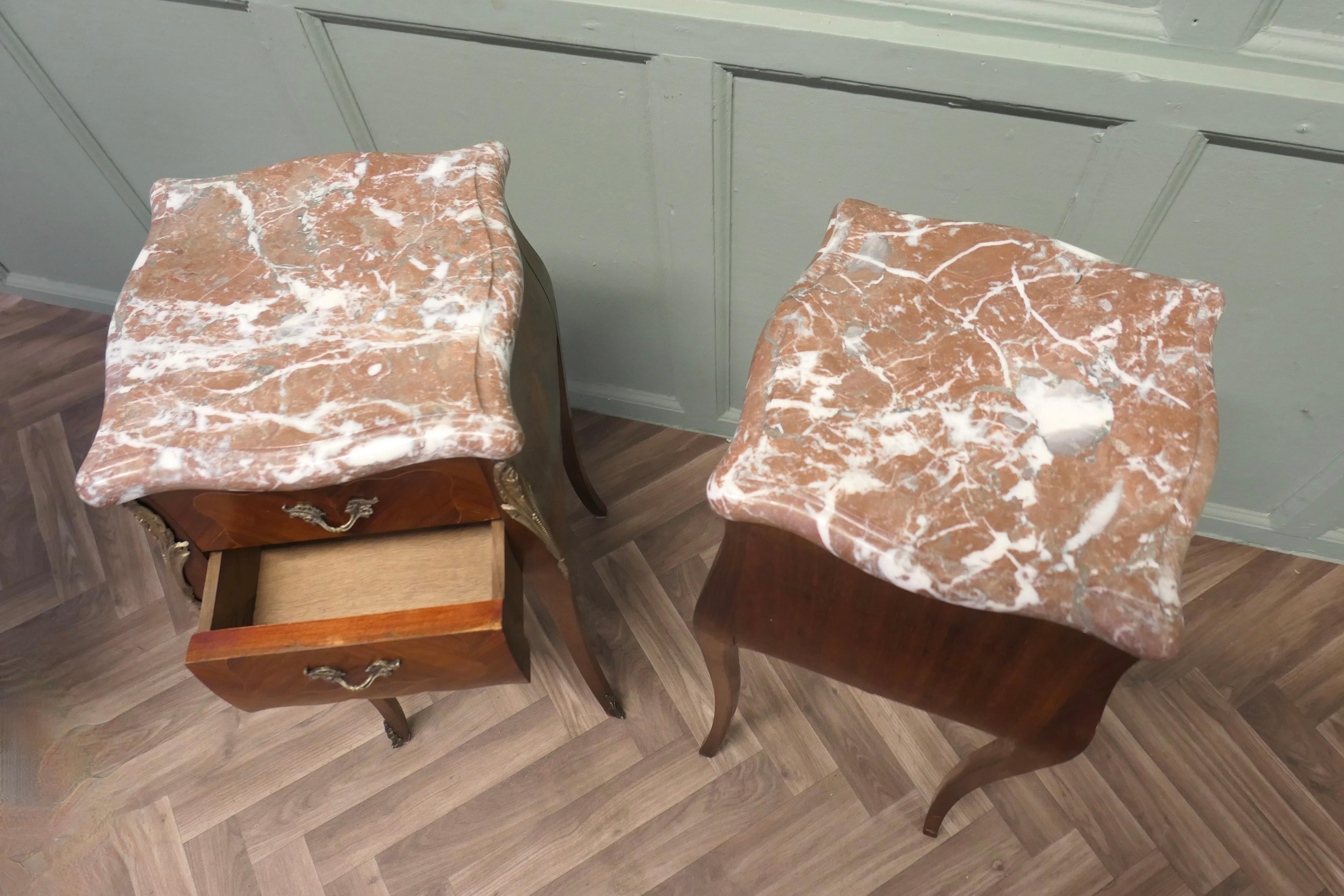 Marbre Paire de tables de chevet de style Bombe française en vente