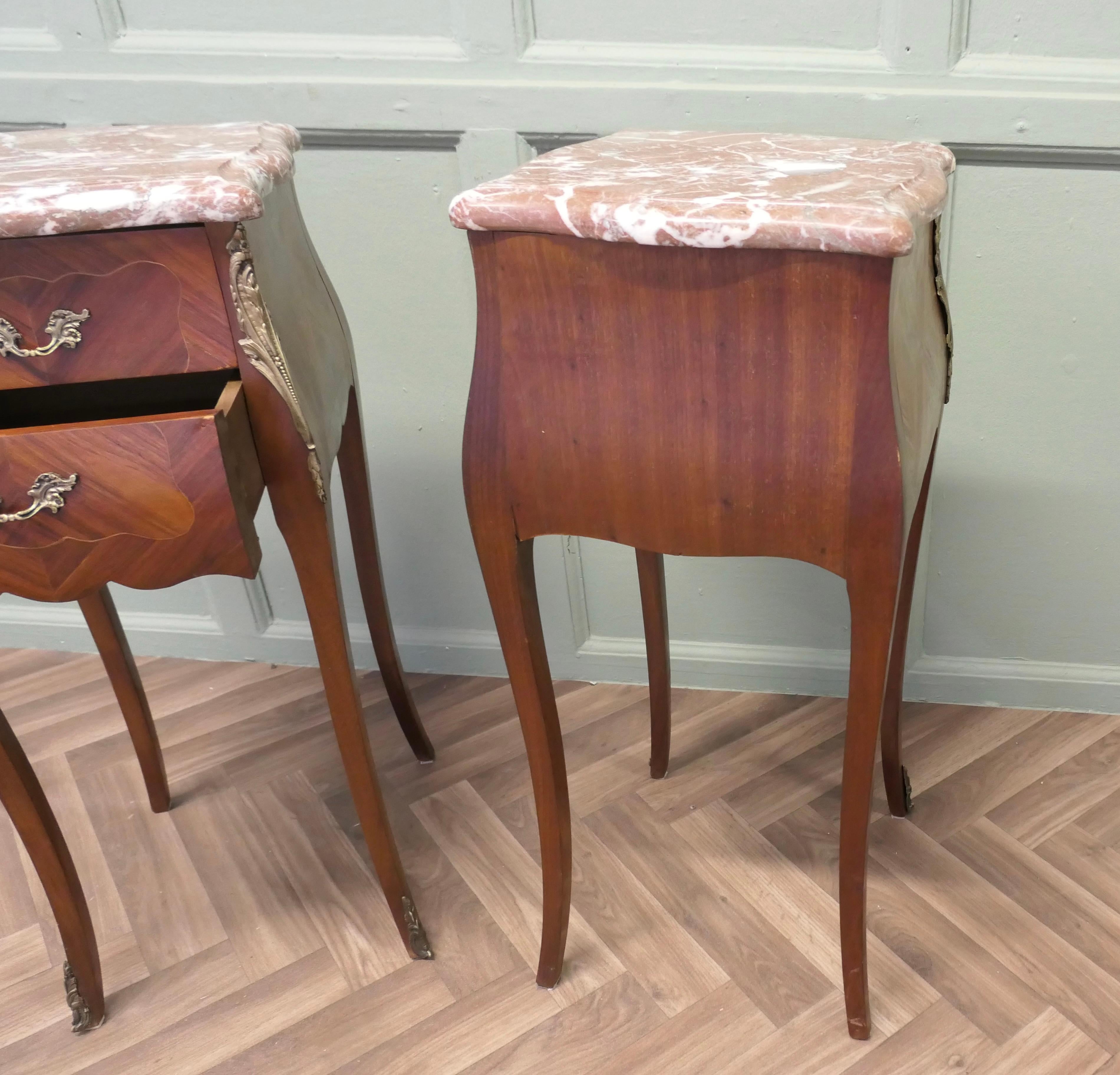 Paire de tables de chevet de style Bombe française en vente 1