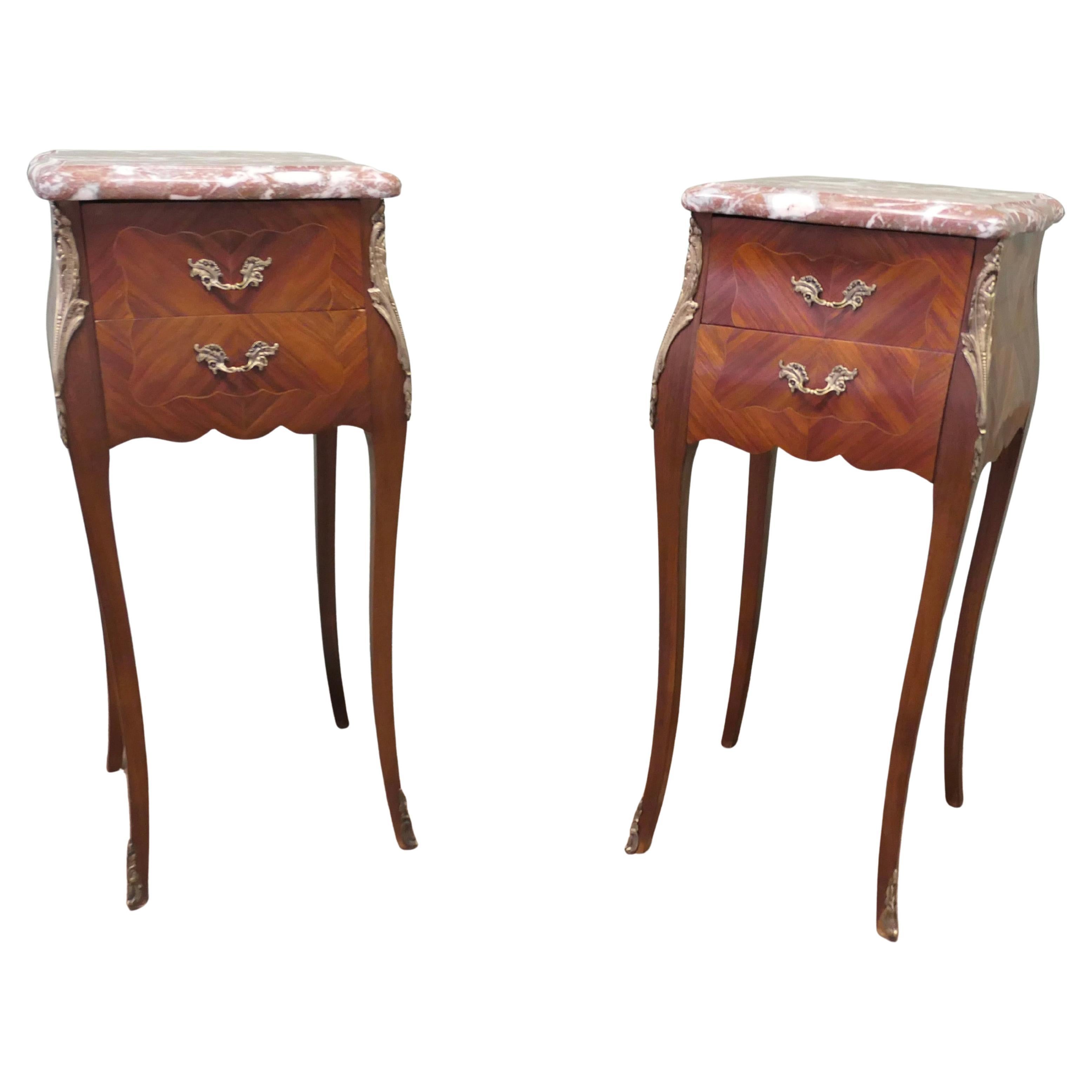 Paire de tables de chevet de style Bombe française