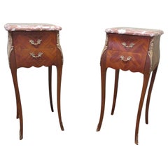 Paire de tables de chevet de style Bombe française