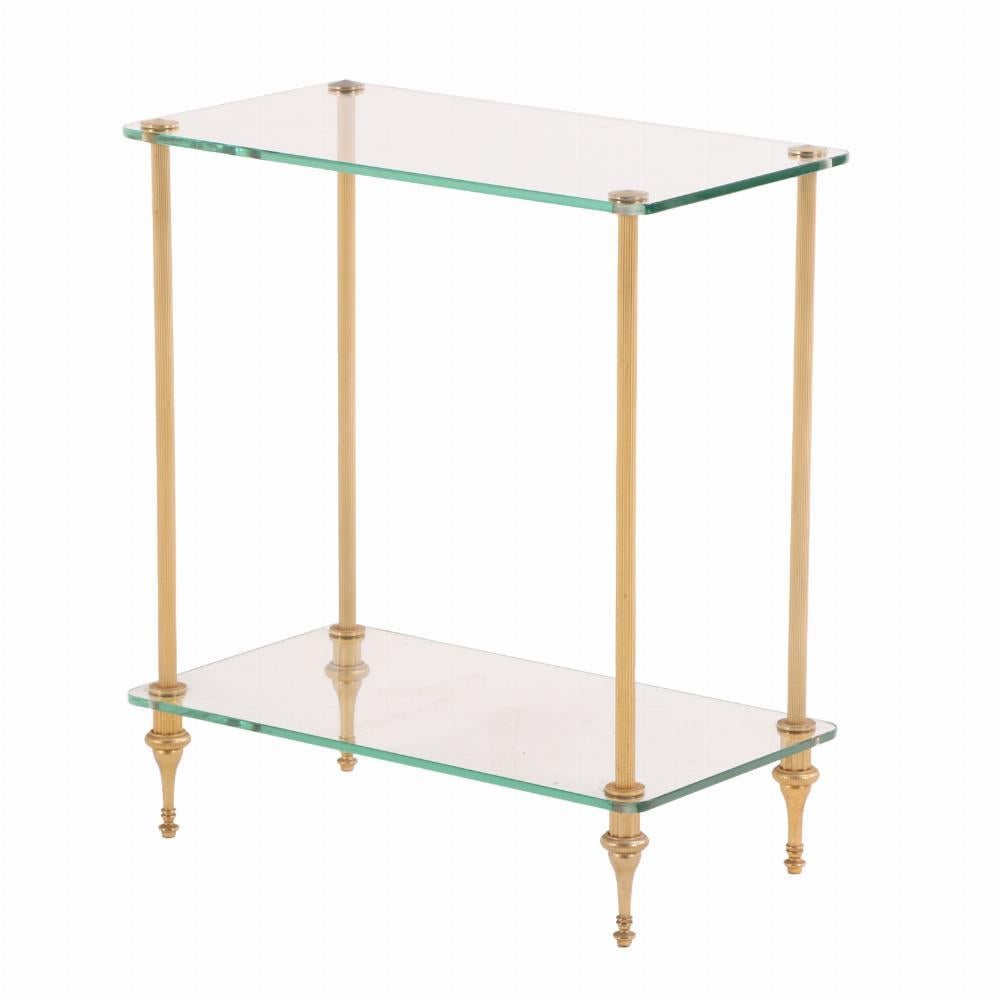 Una raffinata coppia di tavolini francesi della metà del secolo scorso, ciascuno caratterizzato da eleganti gambe cilindriche in ottone che sostengono due piani di scaffali in vetro trasparente. Risalenti al 1950 circa, questi tavoli esemplificano