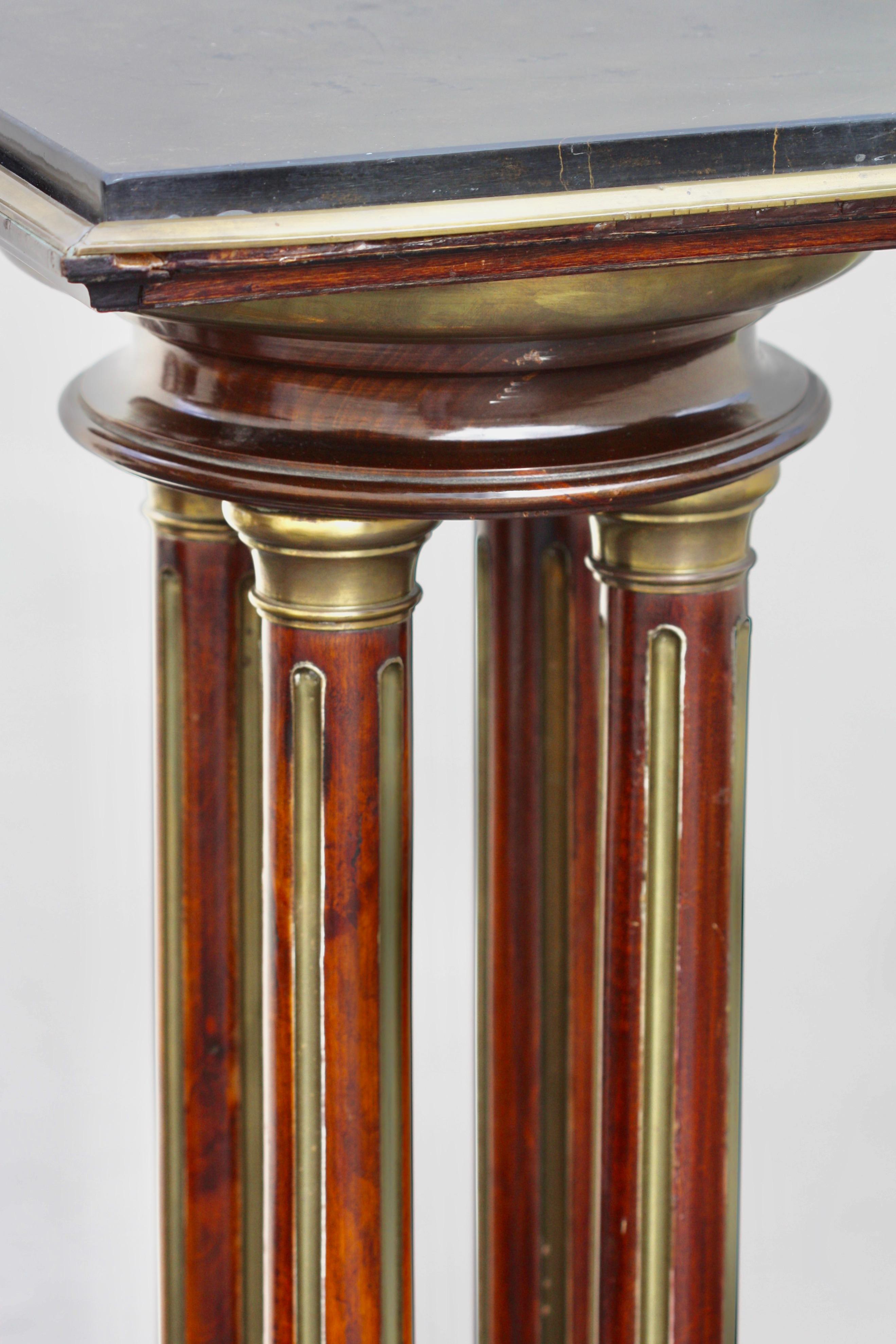 Coppia di piedistalli francesi in ottone montati su legno di palissandro In condizioni buone in vendita a West Palm Beach, FL