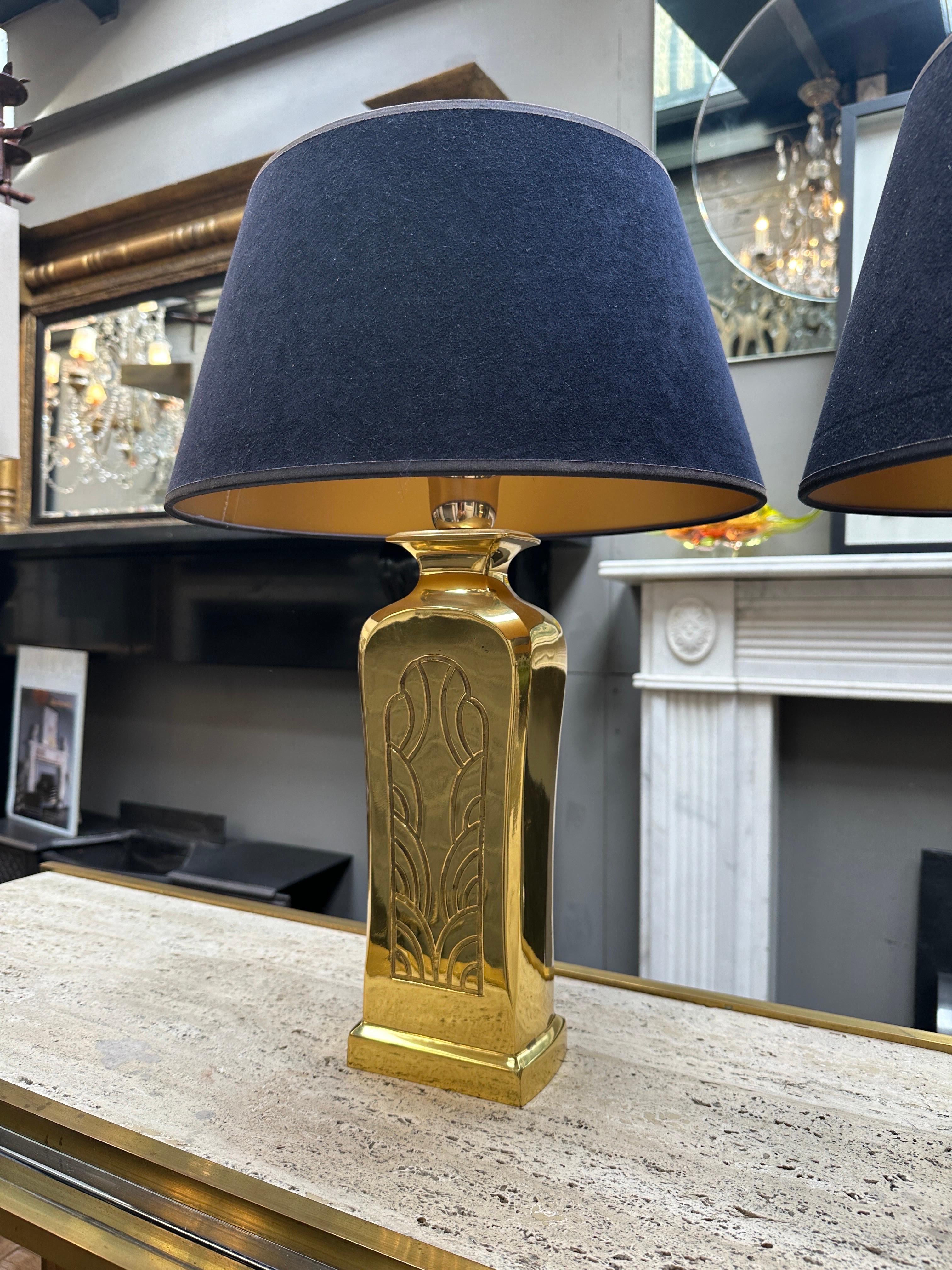 Un par de lámparas de mesa francesas de latón Francés en venta