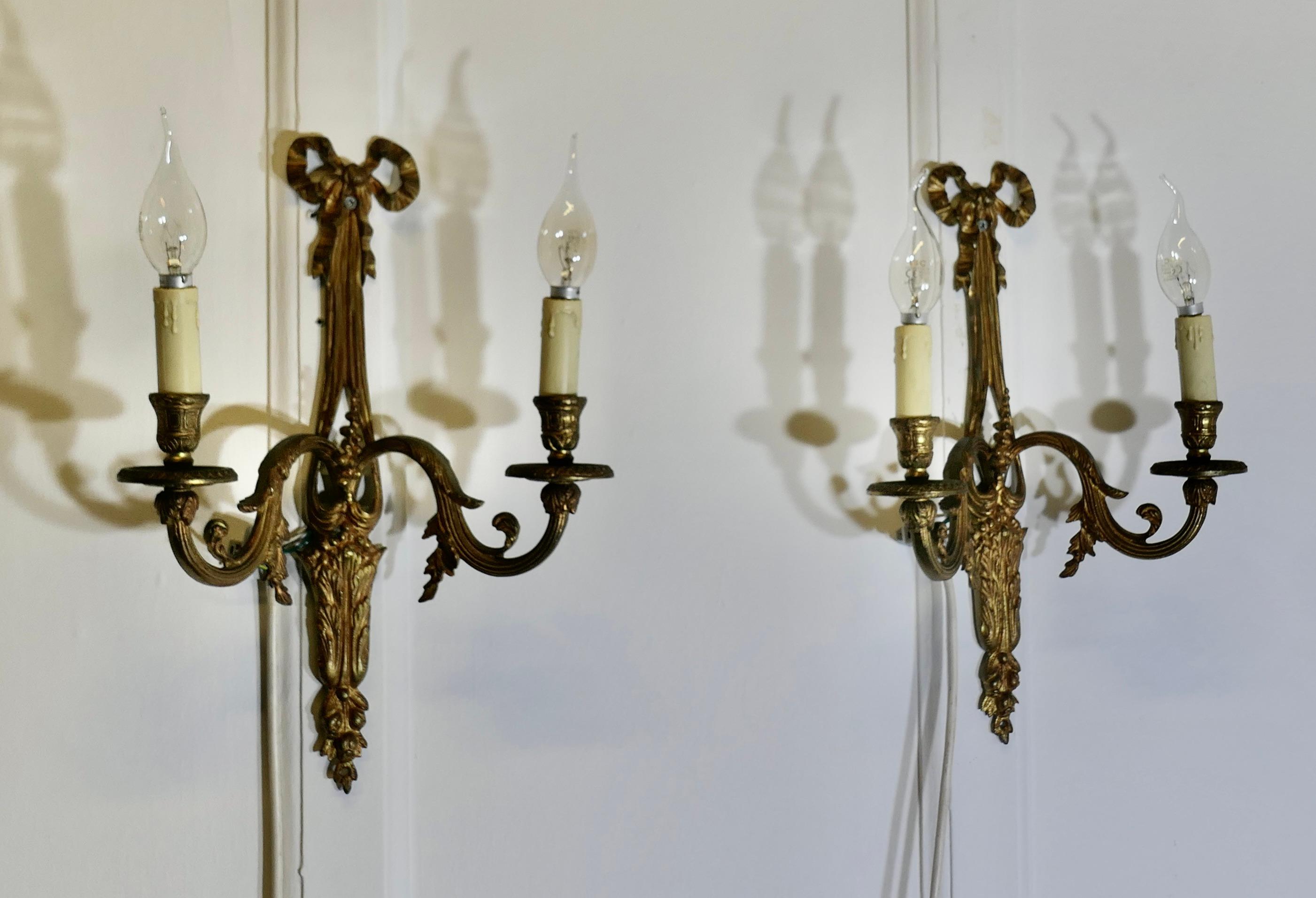 Pareja de apliques gemelos de latón francés en venta 1