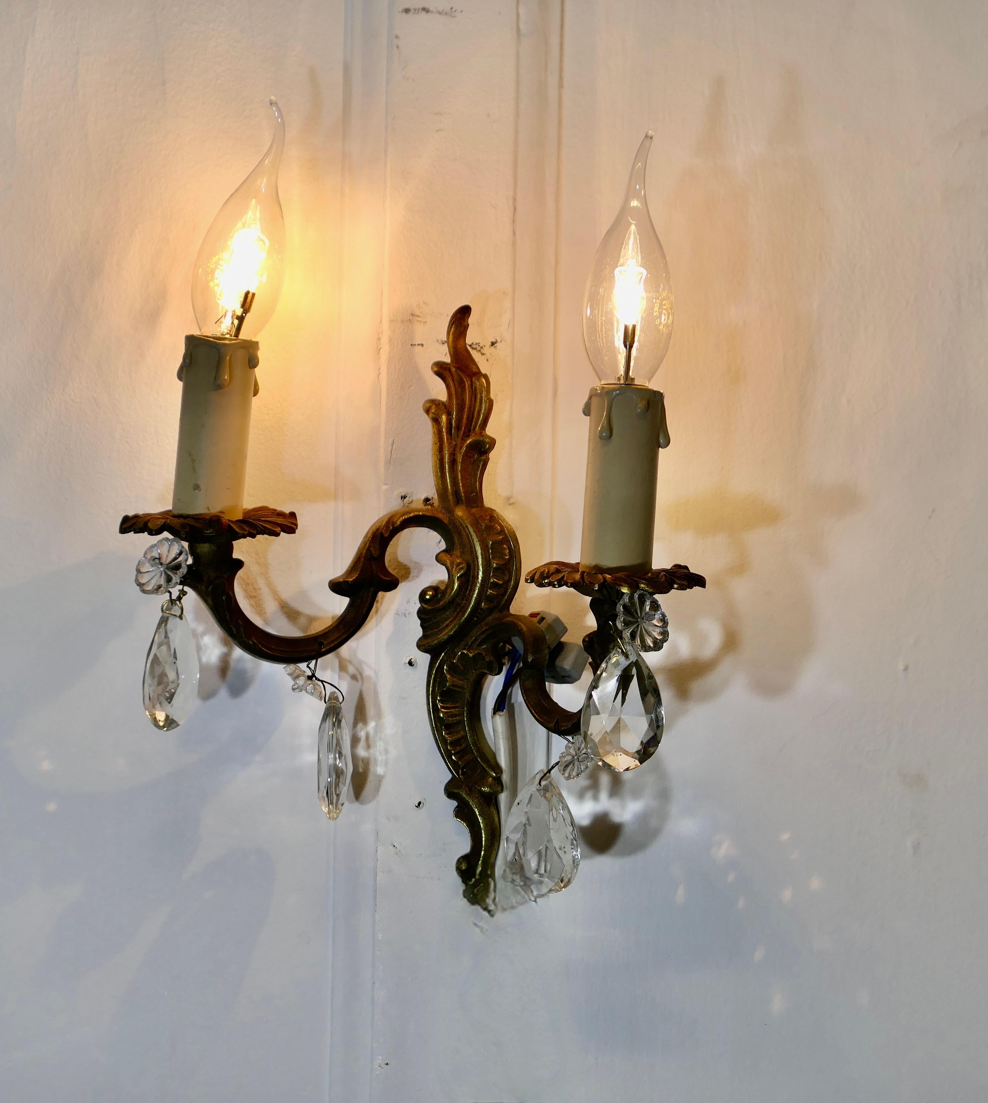 Provincial français Paire de Twin Wall Lights en laiton français   Les Lights sont de style classique. en vente