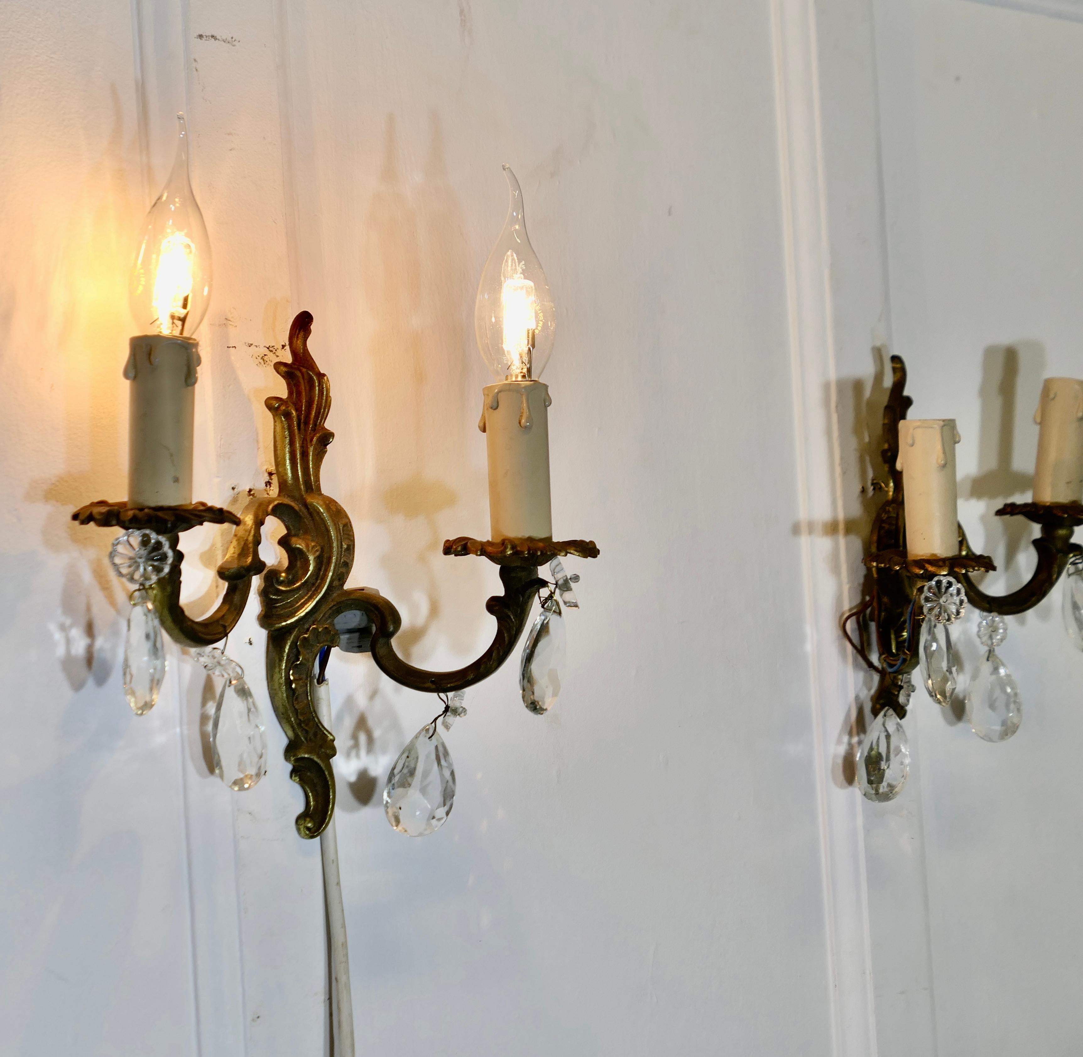 Début du 20ème siècle Paire de Twin Wall Lights en laiton français   Les Lights sont de style classique. en vente