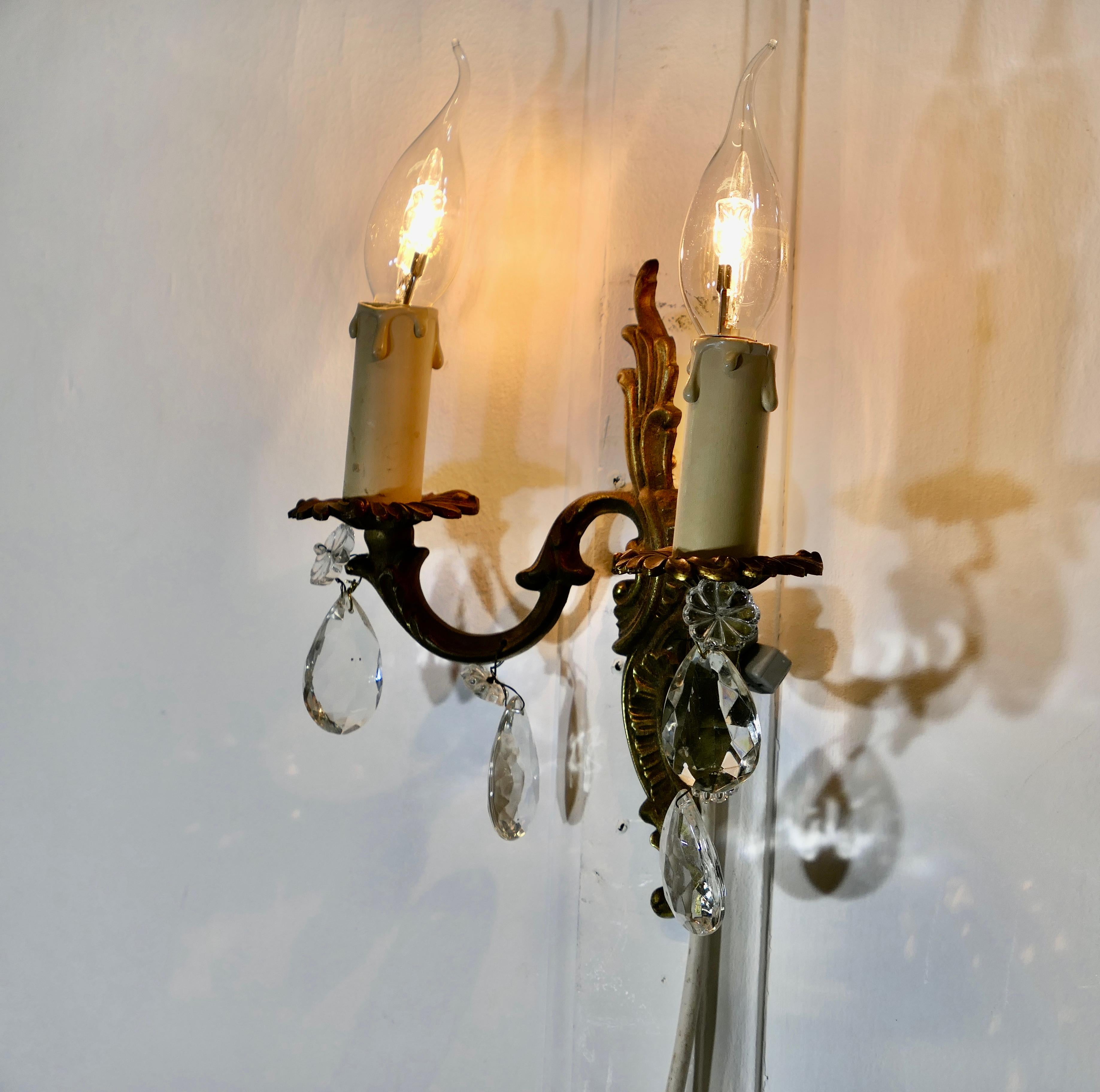Laiton Paire de Twin Wall Lights en laiton français   Les Lights sont de style classique. en vente